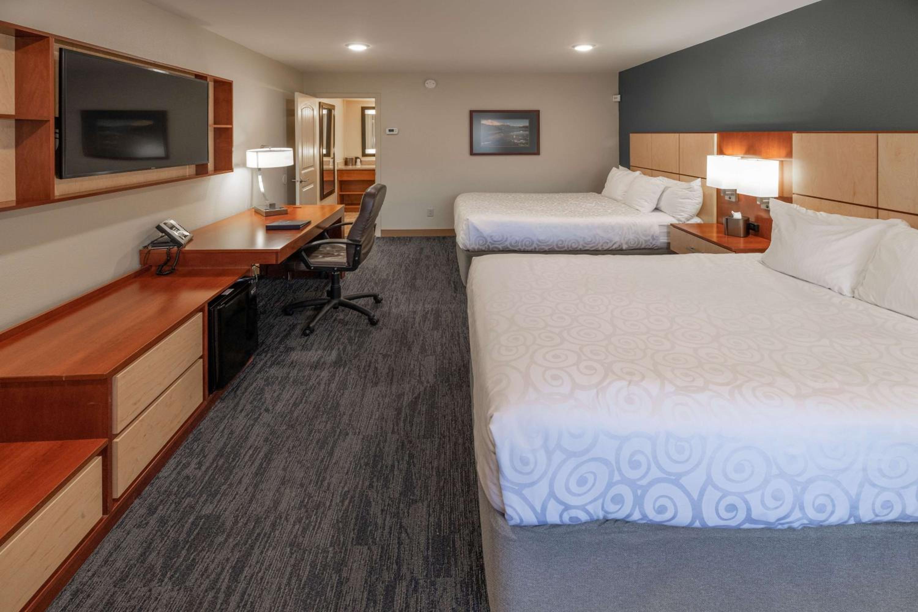 Queen Room with Two Queen Beds and Courtyard View - Non-Smoking - Photo 1