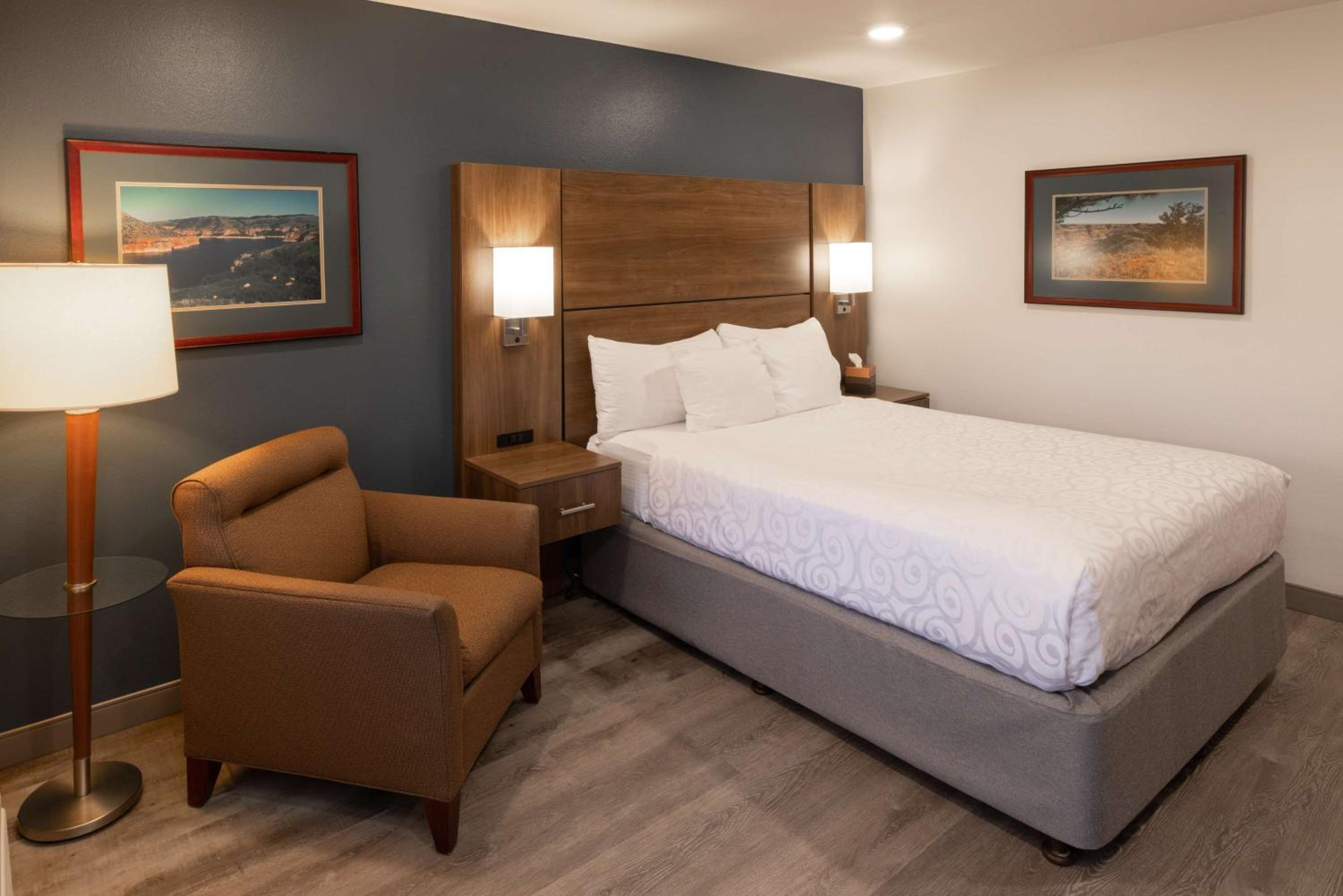 Queen Room - Pet Friendly/Non-Smoking - Photo 1