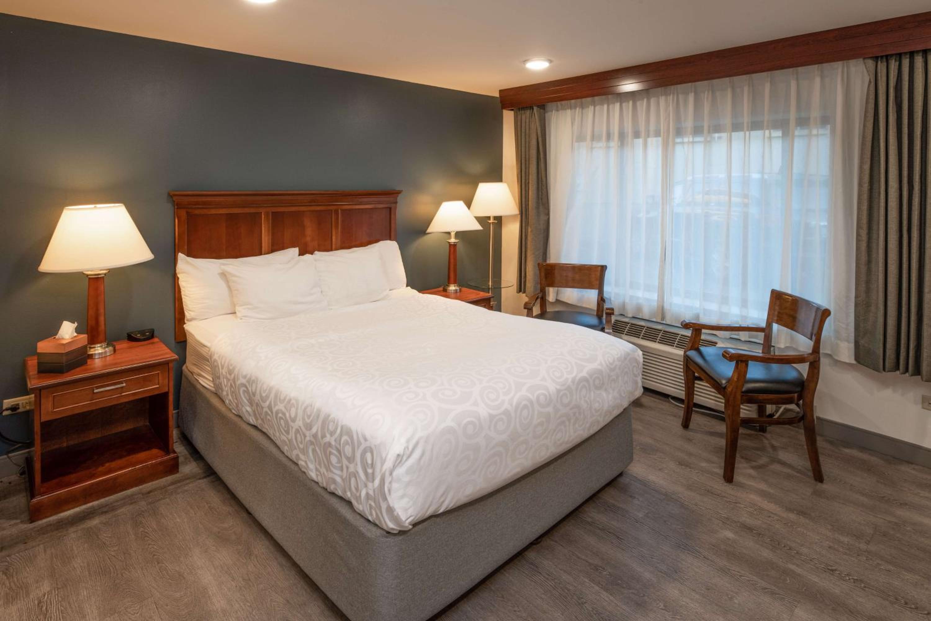 Queen Room with Two Queen Beds - Non Smoking - Photo 2