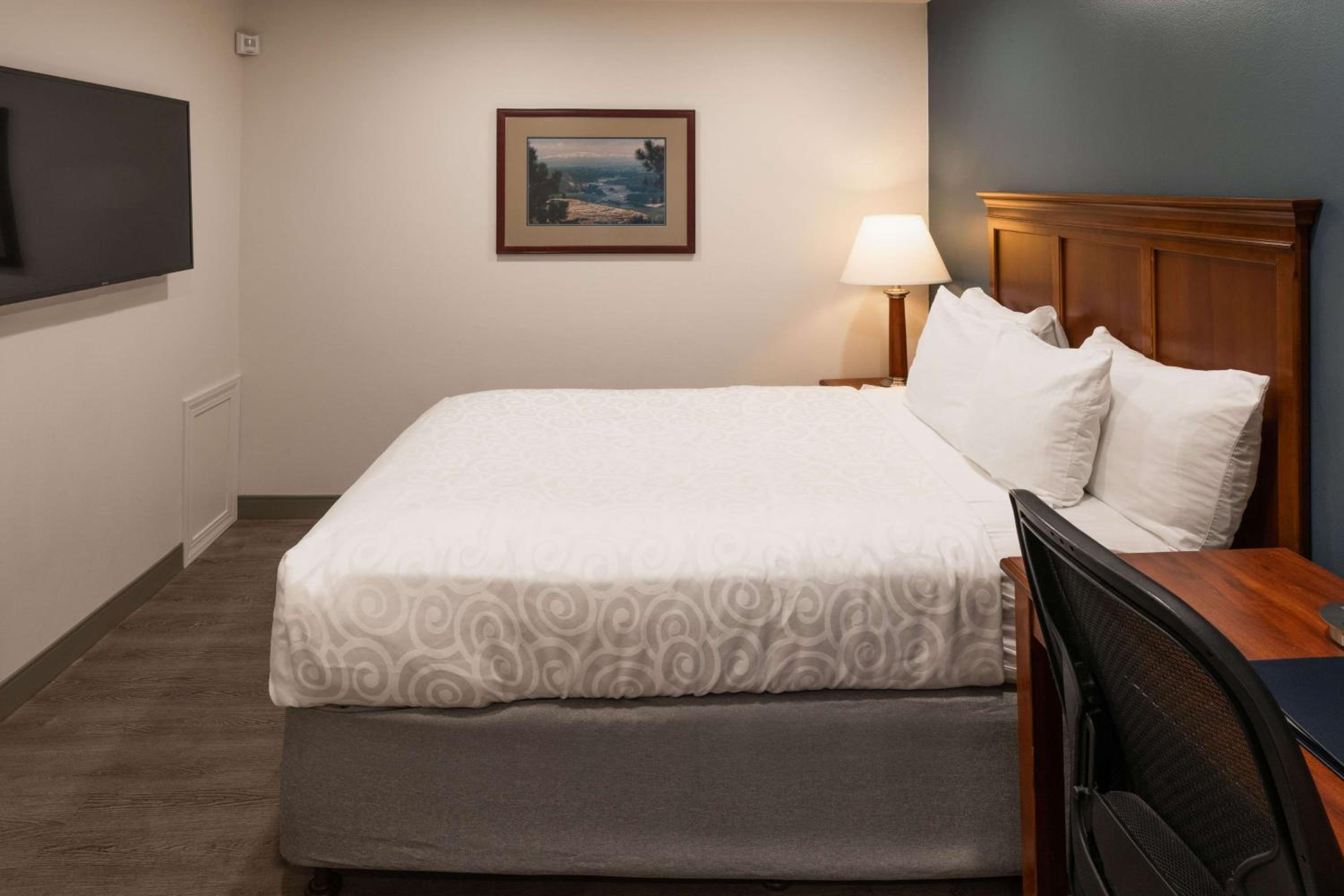 Queen Room with Two Queen Beds - Non Smoking - Photo 3