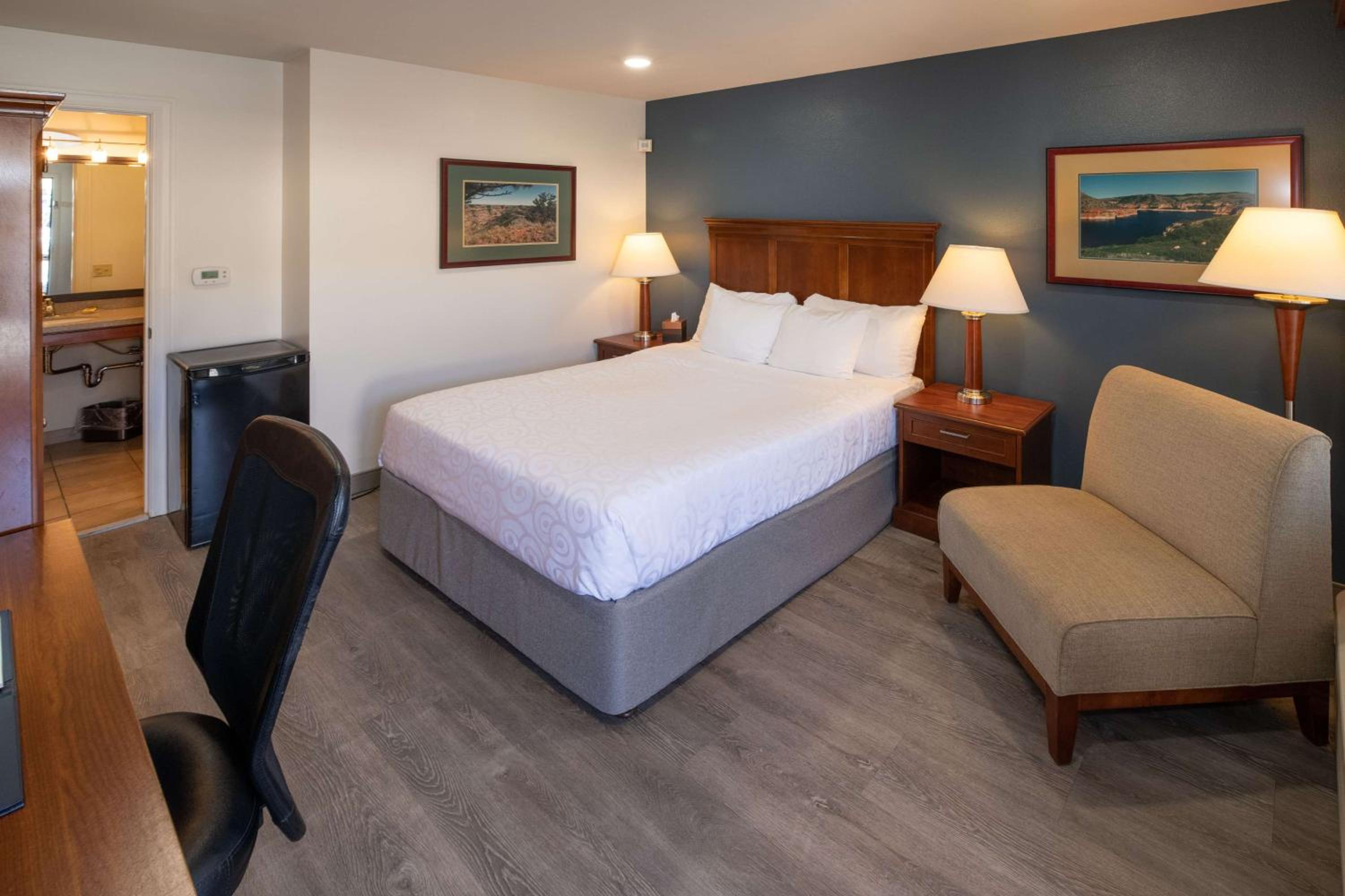 Queen Room with Roll-In Shower - Mobility Access - Photo 1