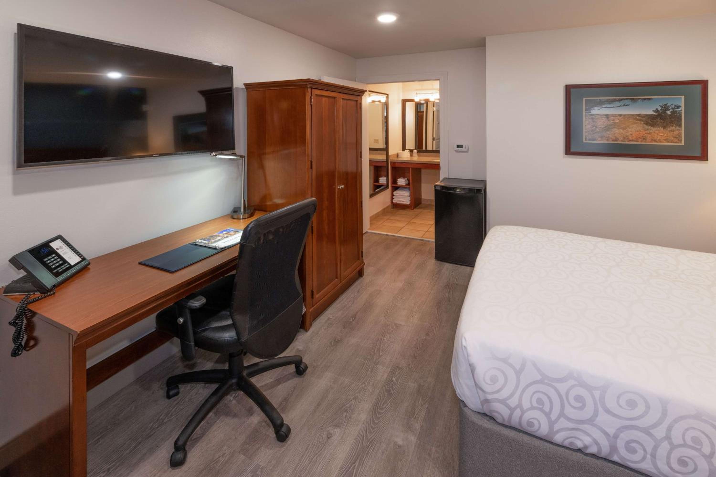 Queen Room with Roll-In Shower - Mobility Access - Photo 2