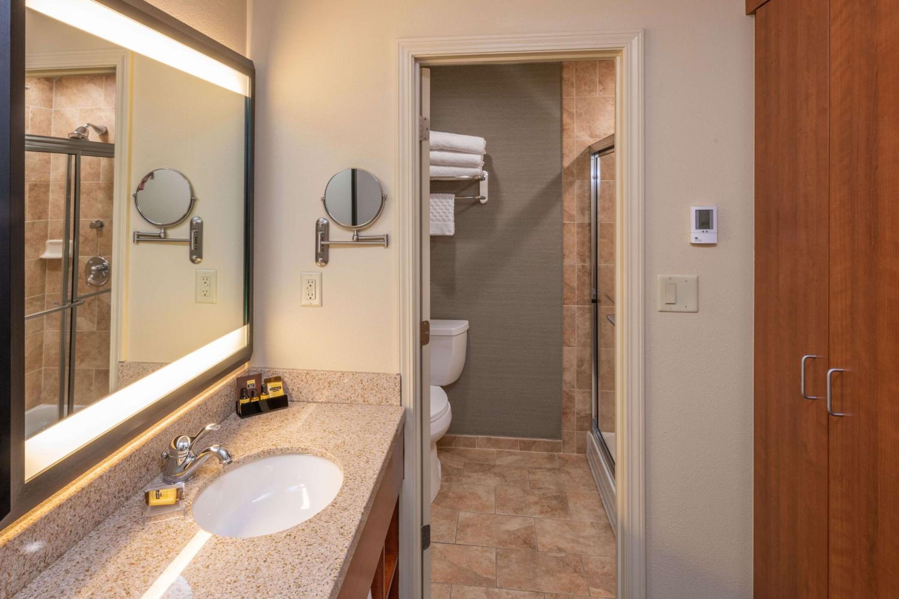 Two-Room King Suite with Kitchenette - Non-Smoking - Photo 2