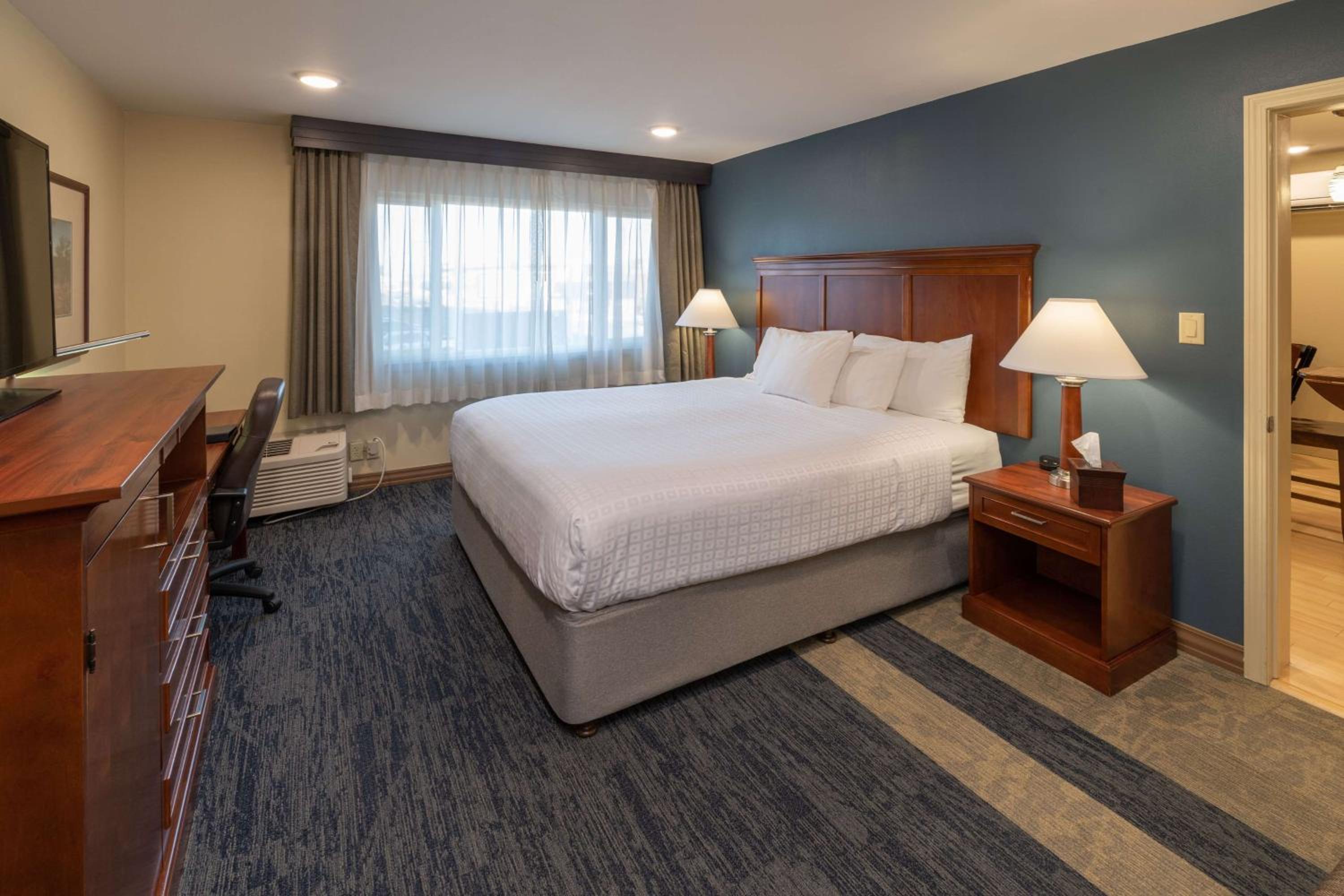 Two-Room King Suite with Kitchenette - Non-Smoking - Photo 4