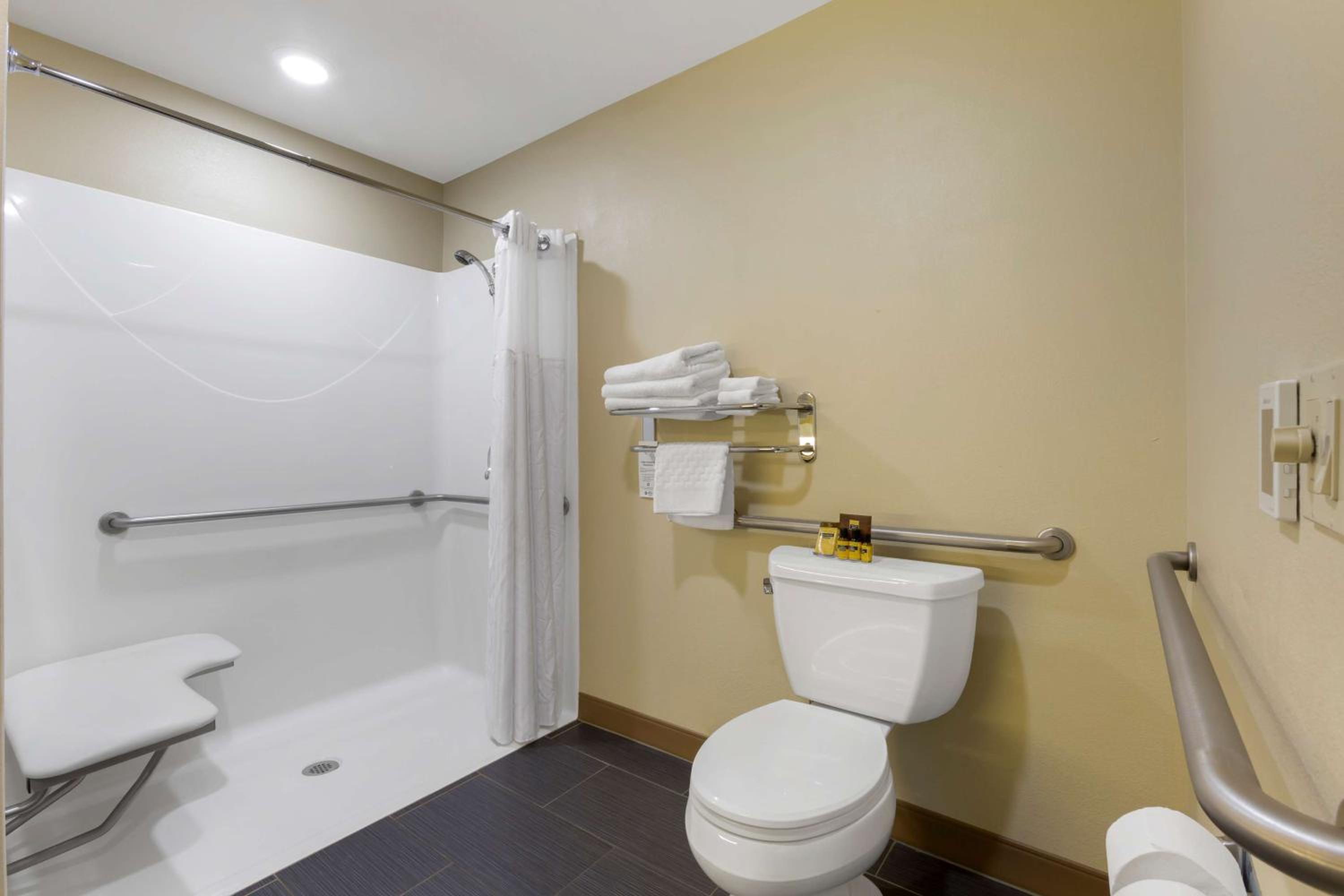 King Room with Roll-in Shower - Disability Access/Non-Smoking - Photo 5