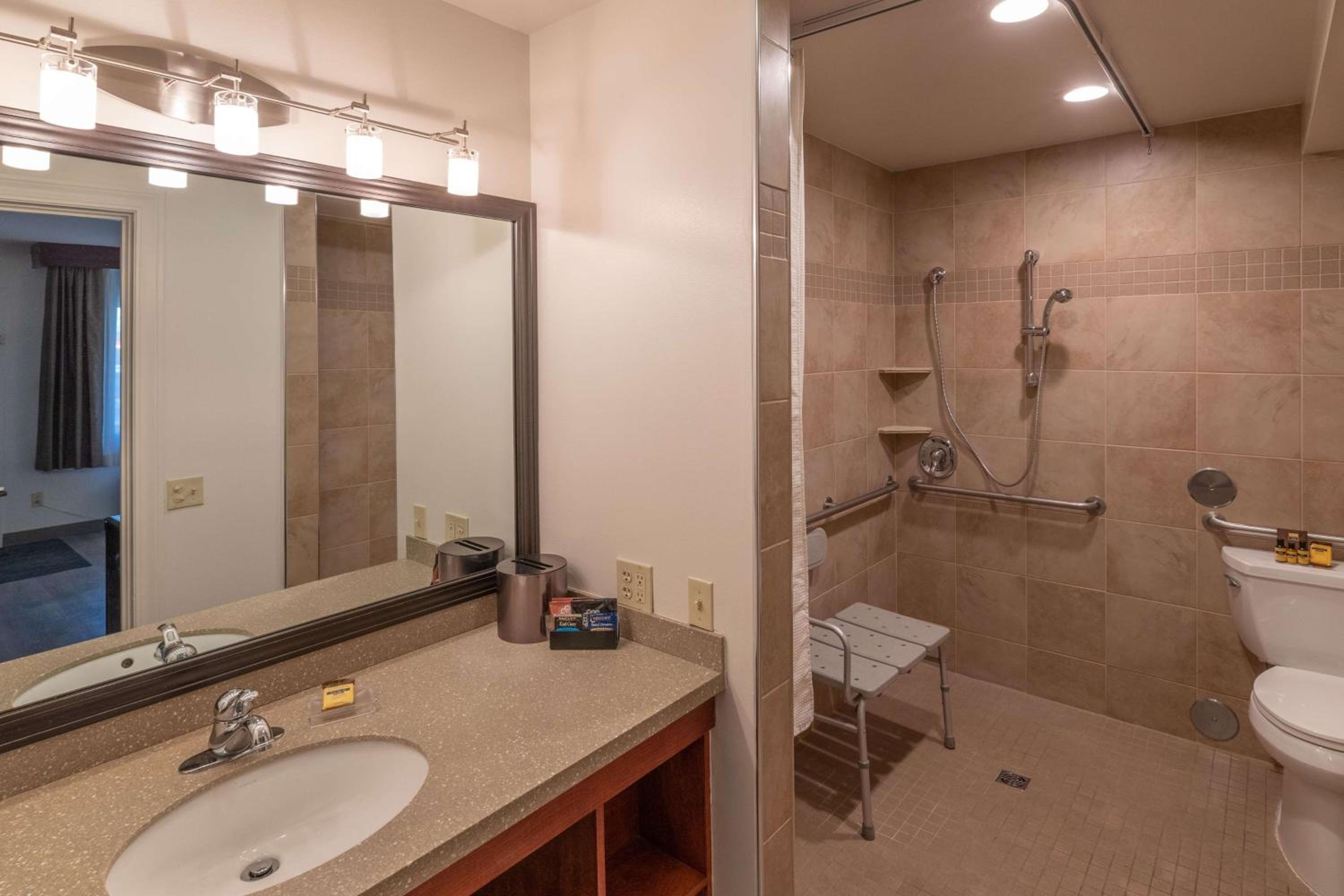 Queen Room with Roll-In Shower - Mobility Access - Photo 4