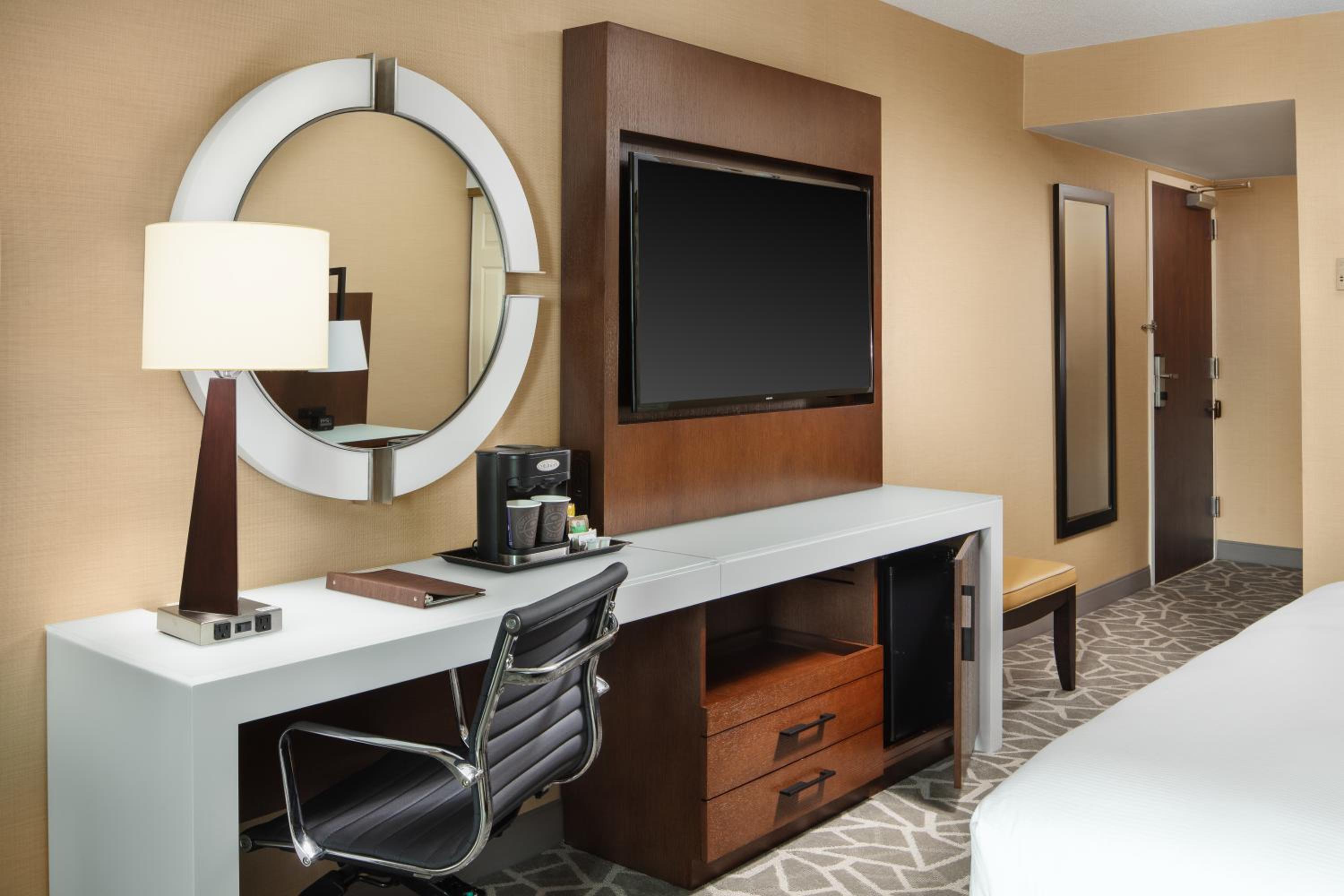 Queen Room with Two Queen Beds - Non-Smoking - Photo 2