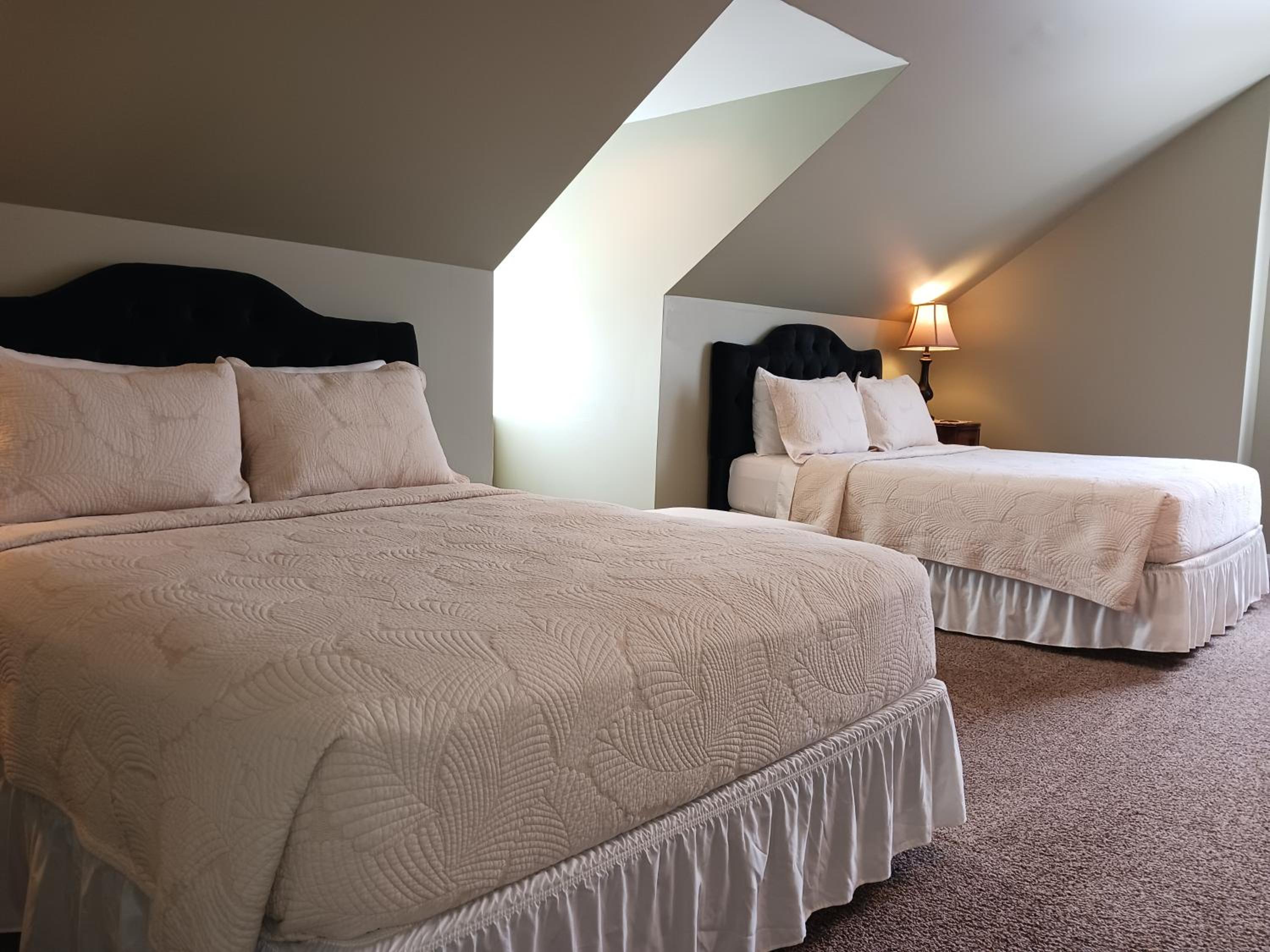 Deluxe Queen Suite photo 1