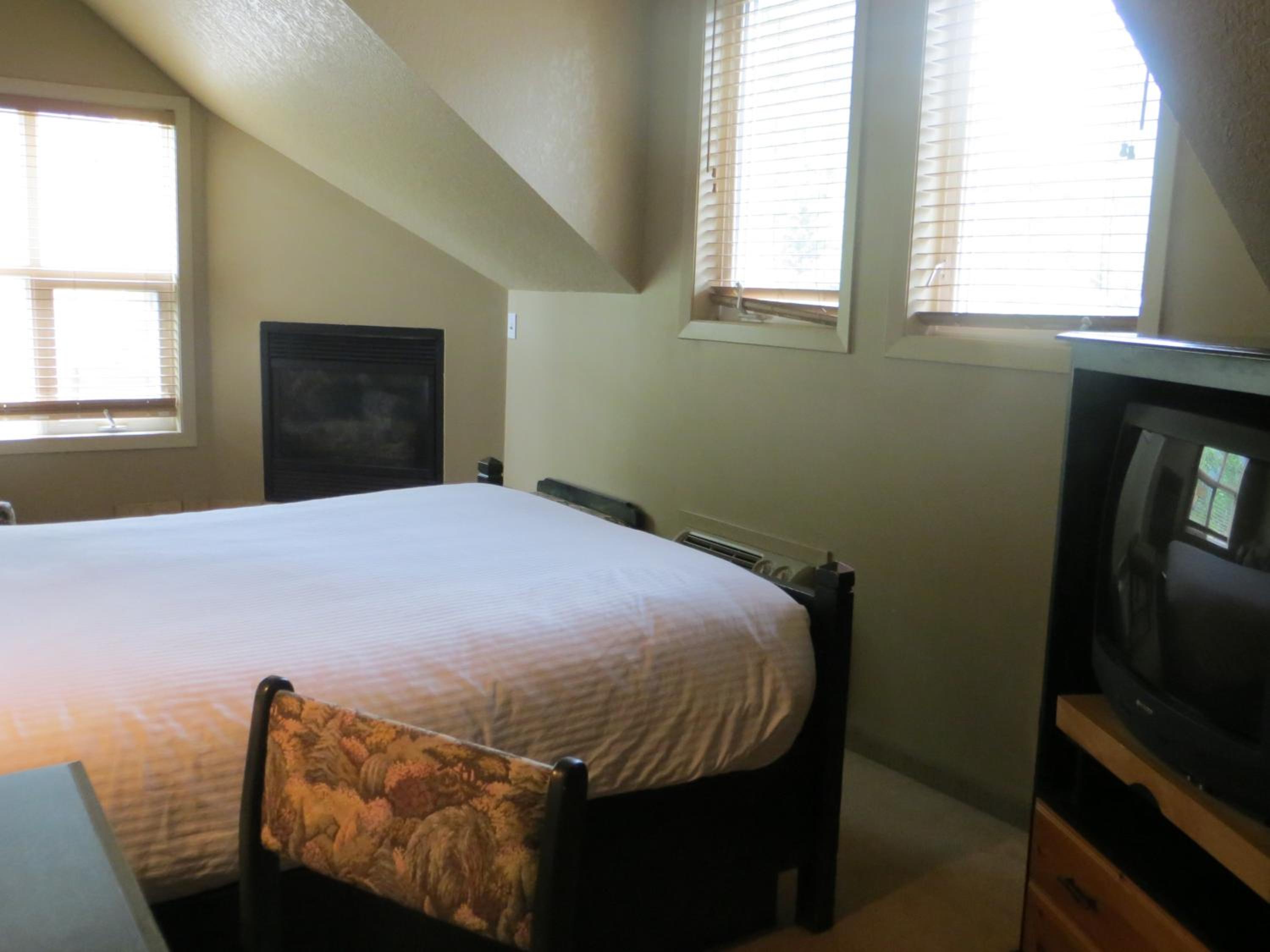Deluxe King Room - Photo 8