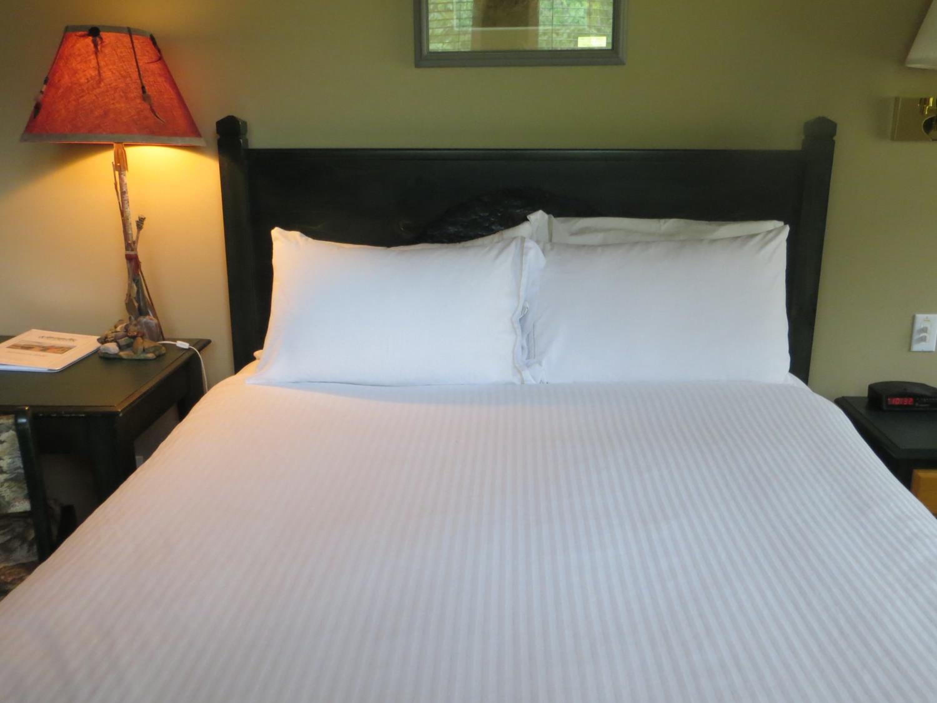Deluxe King Room - Photo 7