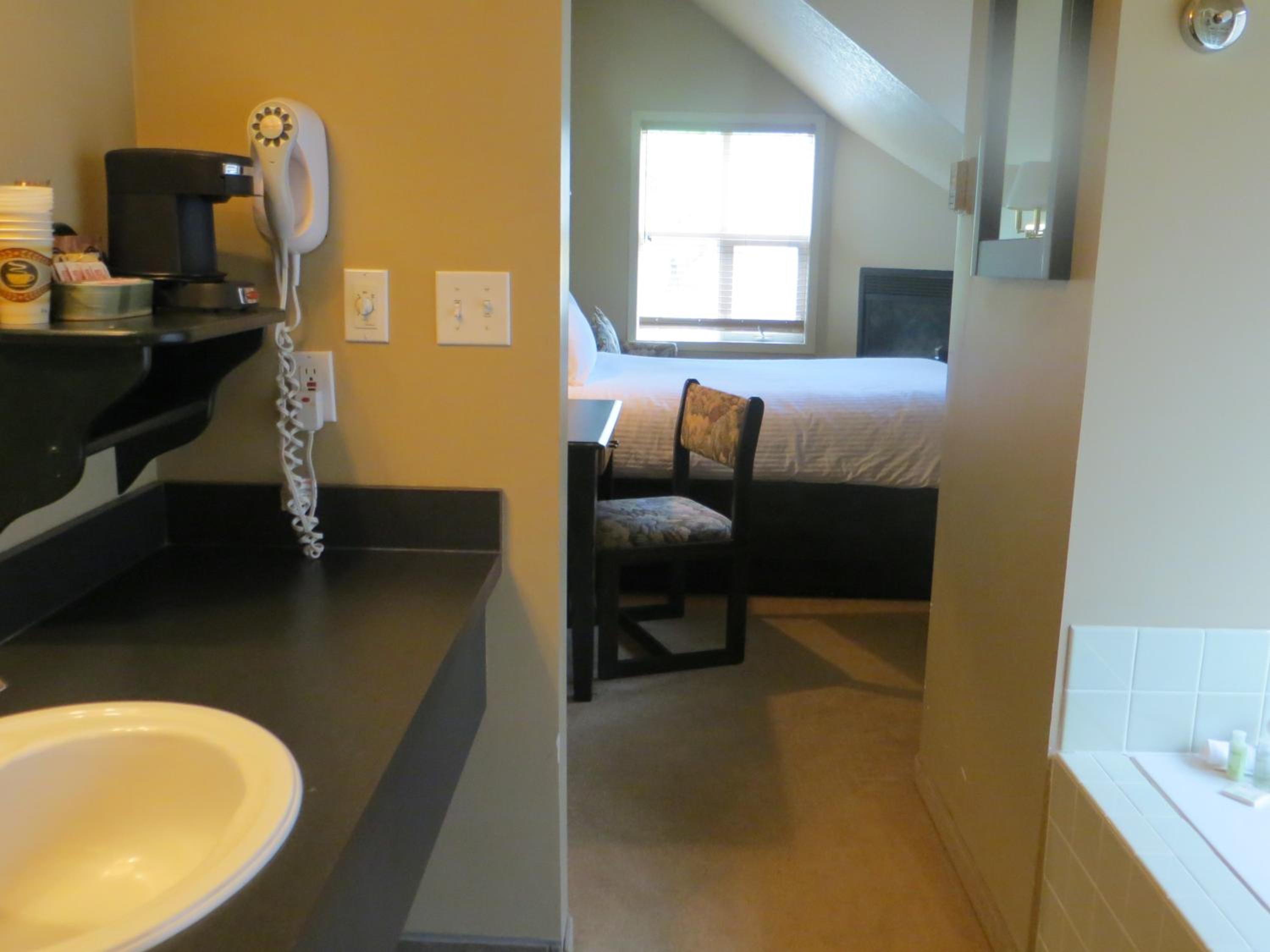 Deluxe King Room - Photo 18