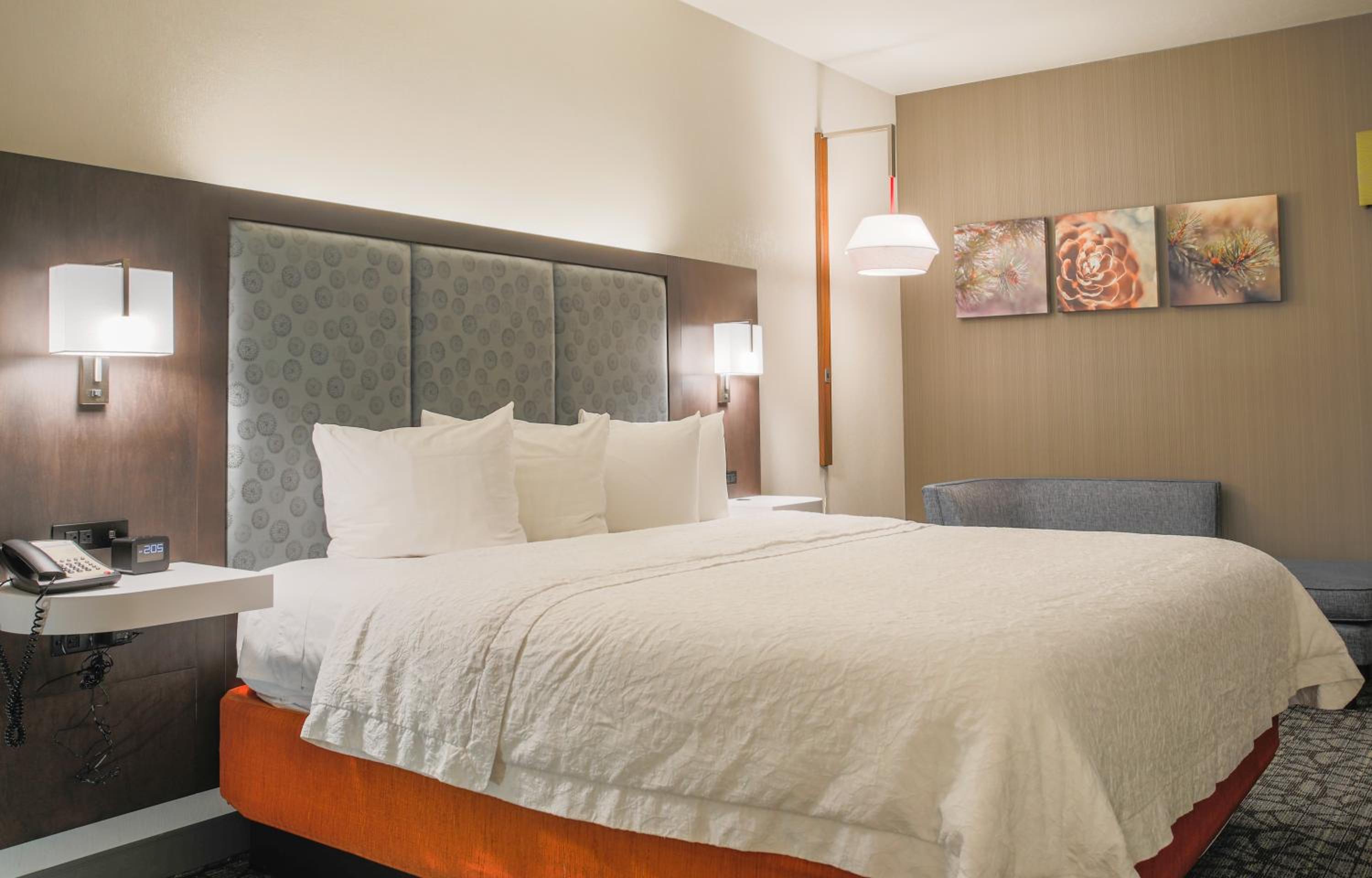 King Room with King Bed - Non-Smoking - Photo 1