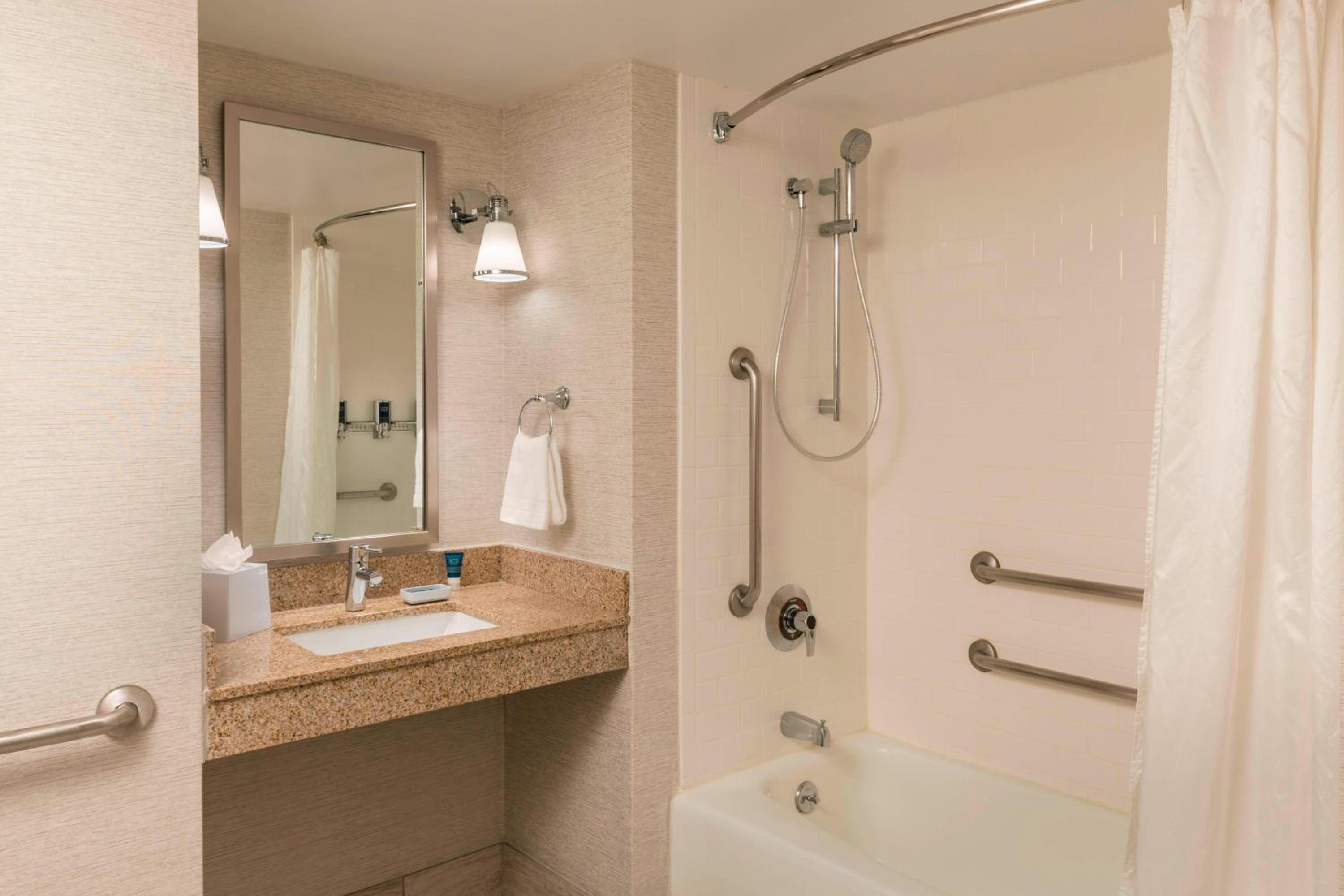 King Room with Adapted Tub - Mobility Accessible photo 3