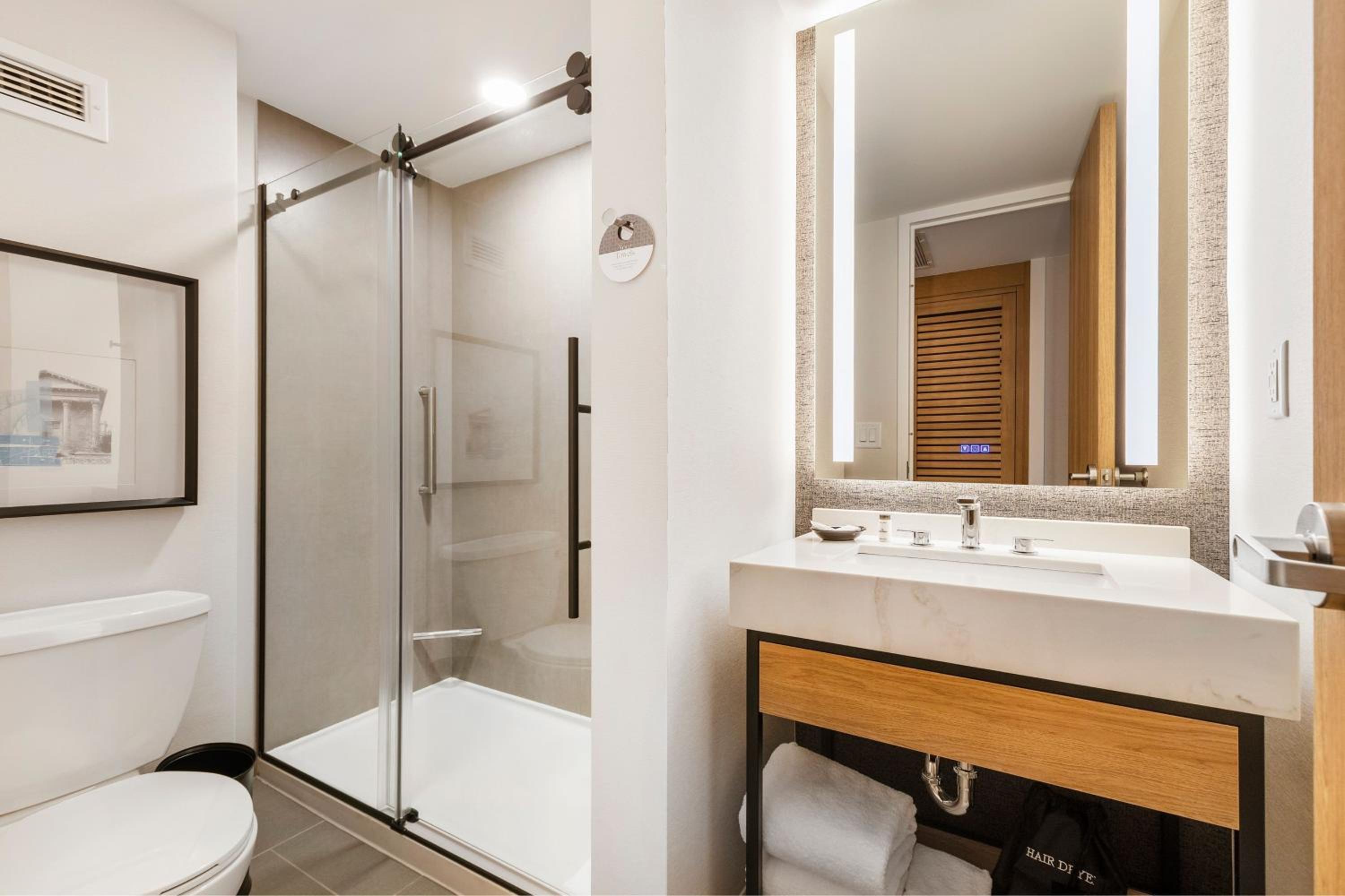 Queen Room with Two Queen Beds and Adapted Tub - Mobility Accessible photo 3
