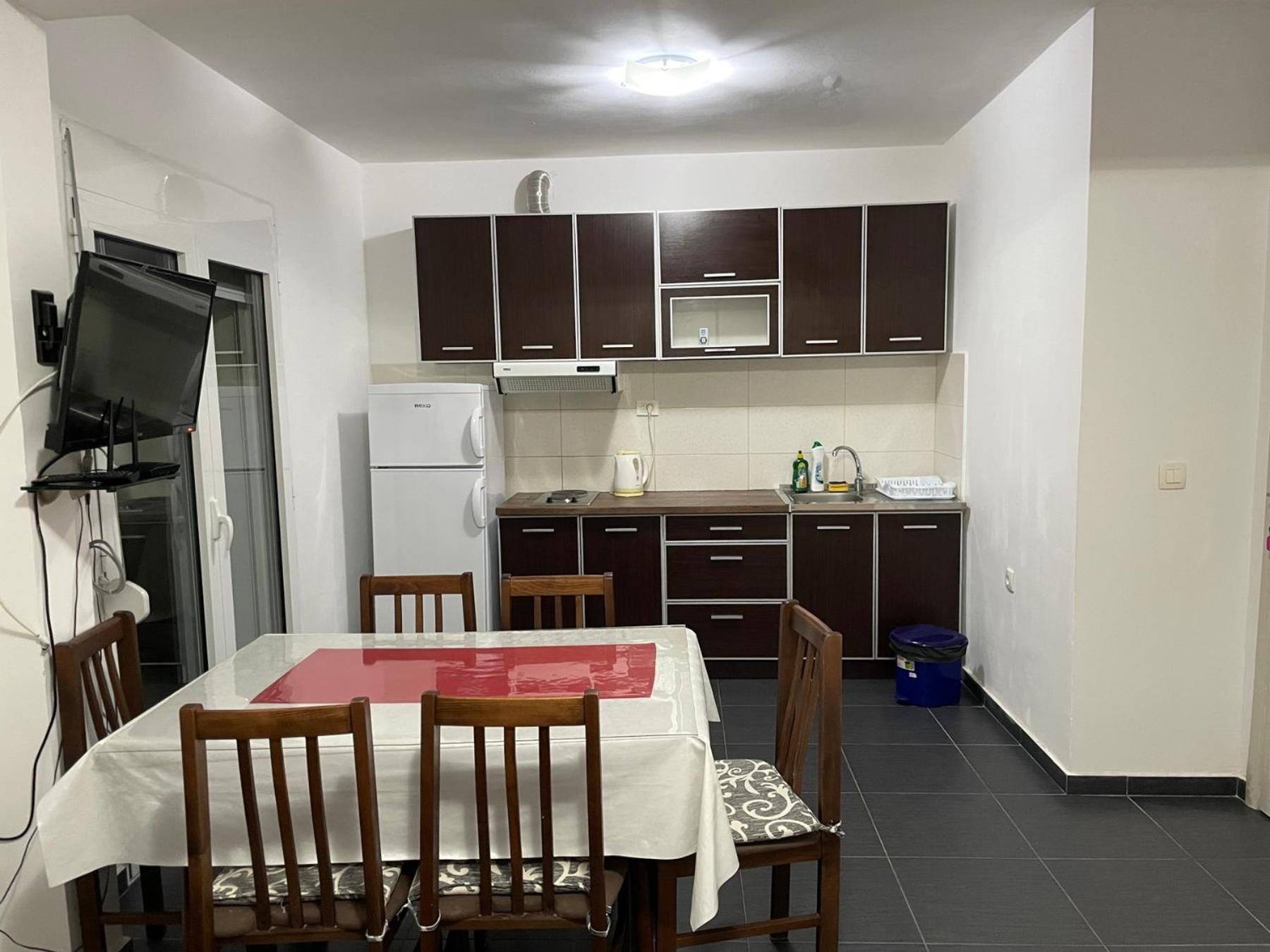 Basic Triple Room with Shared Bathroom photo 3