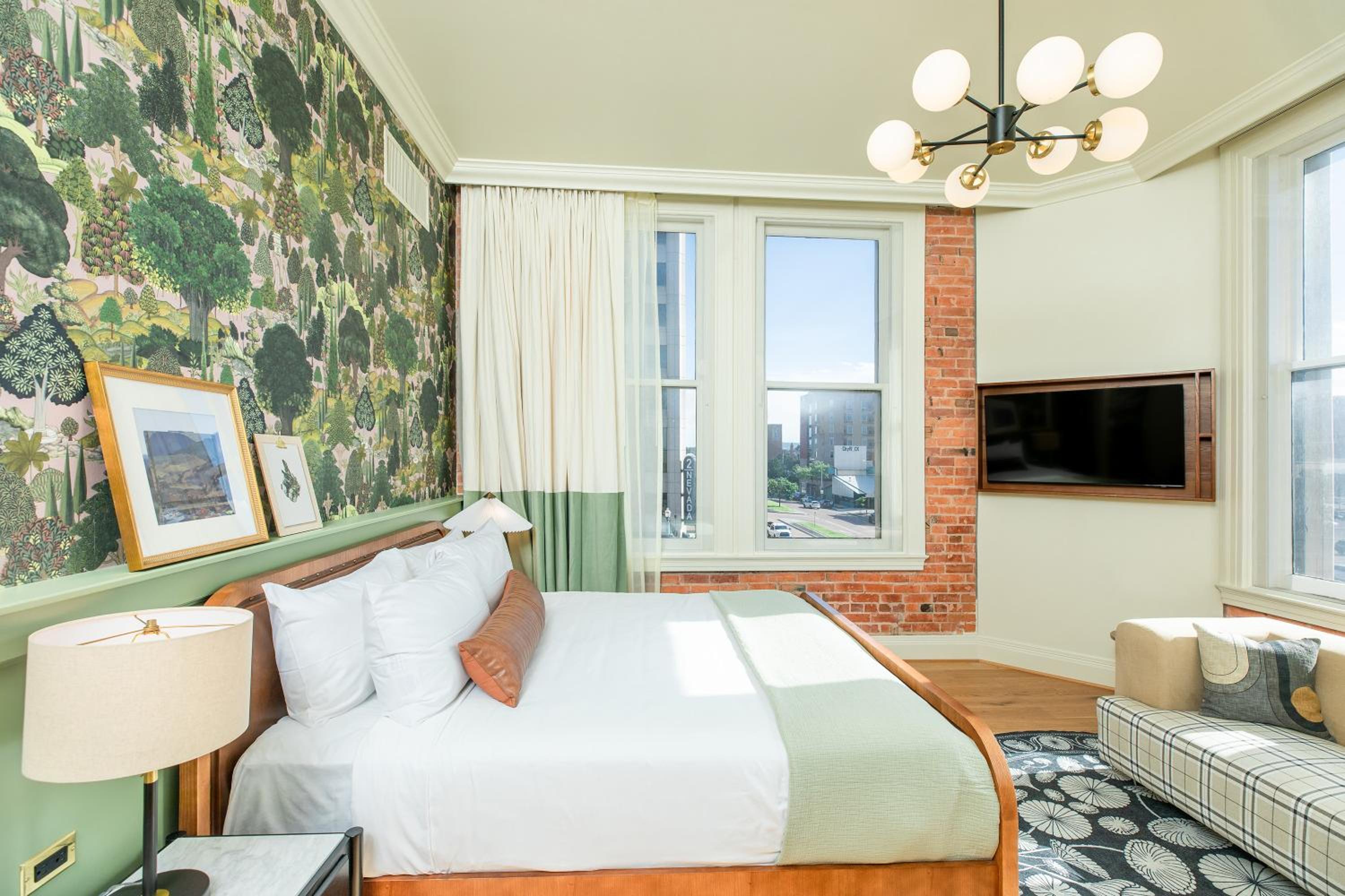 Club Queen Room with Two Queen Beds - Photo 11