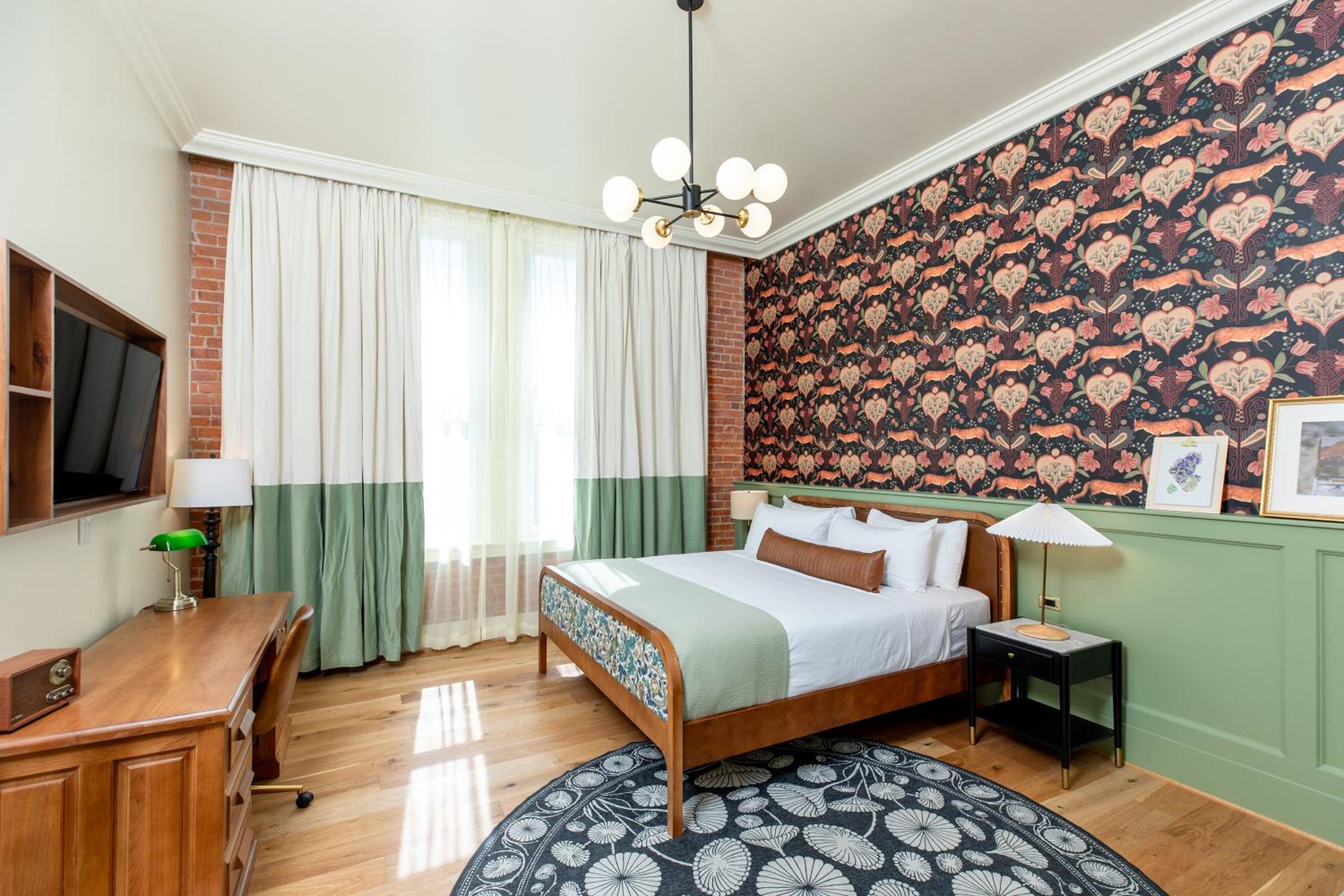 Club Queen Room with Two Queen Beds - Photo 7