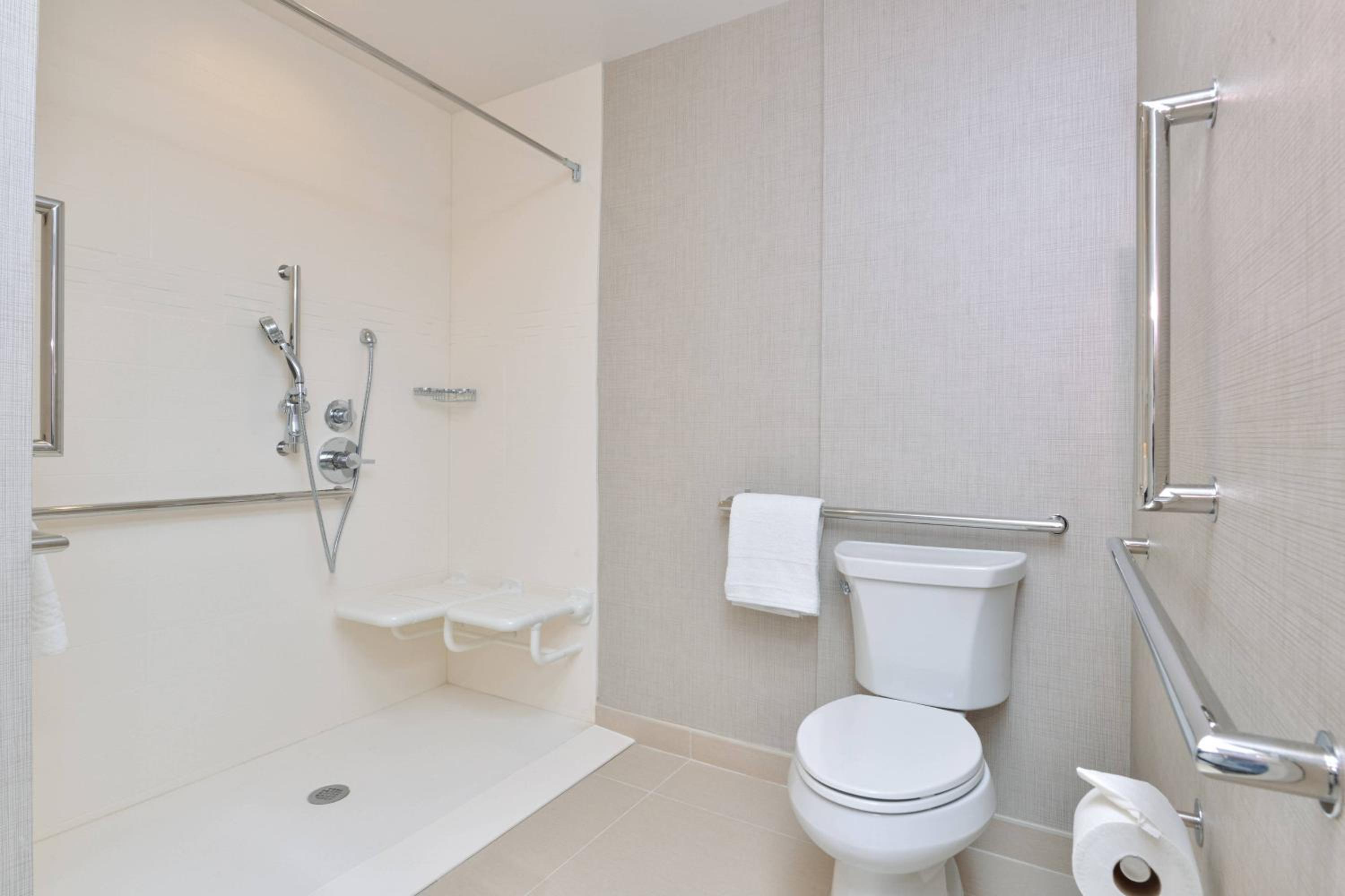 One-Bedroom King Suite with Sofa Bed - Photo 8