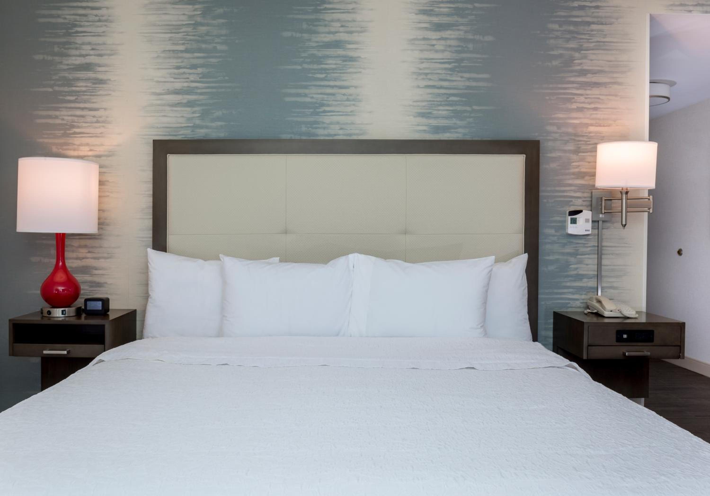 King Room with King Bed - Non-Smoking - Photo 3
