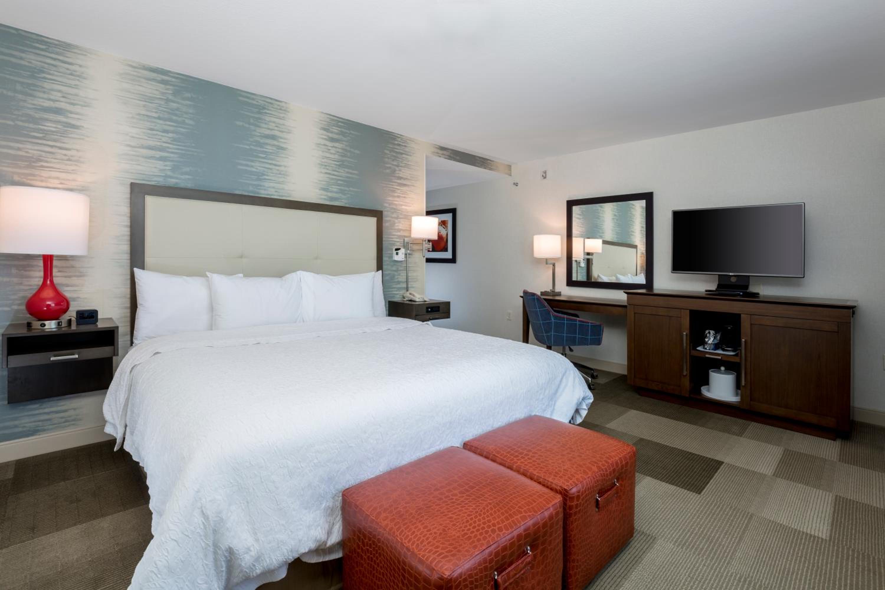 King Room with King Bed - Non-Smoking - Photo 1