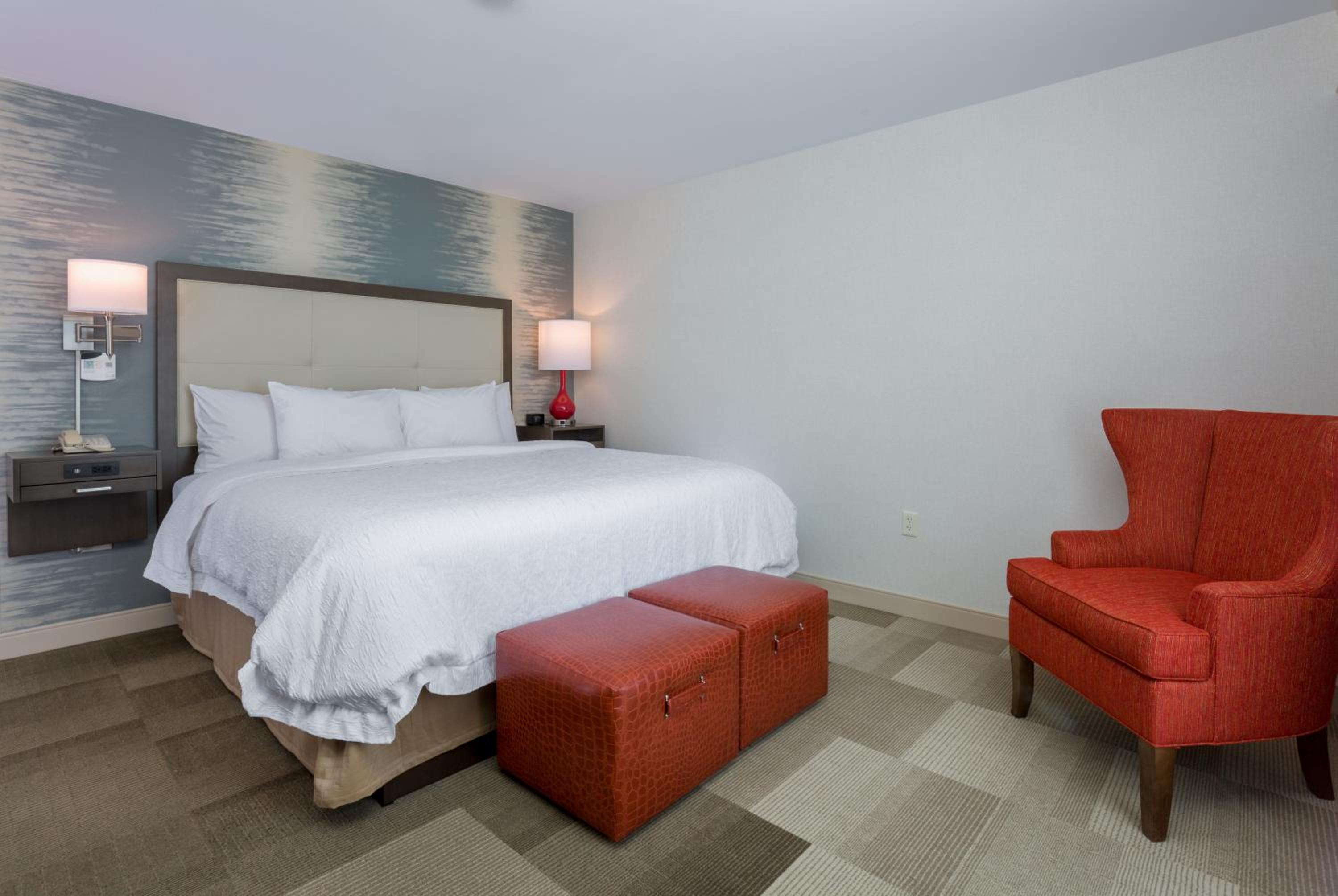 King Room with King Bed - Non-Smoking - Photo 5