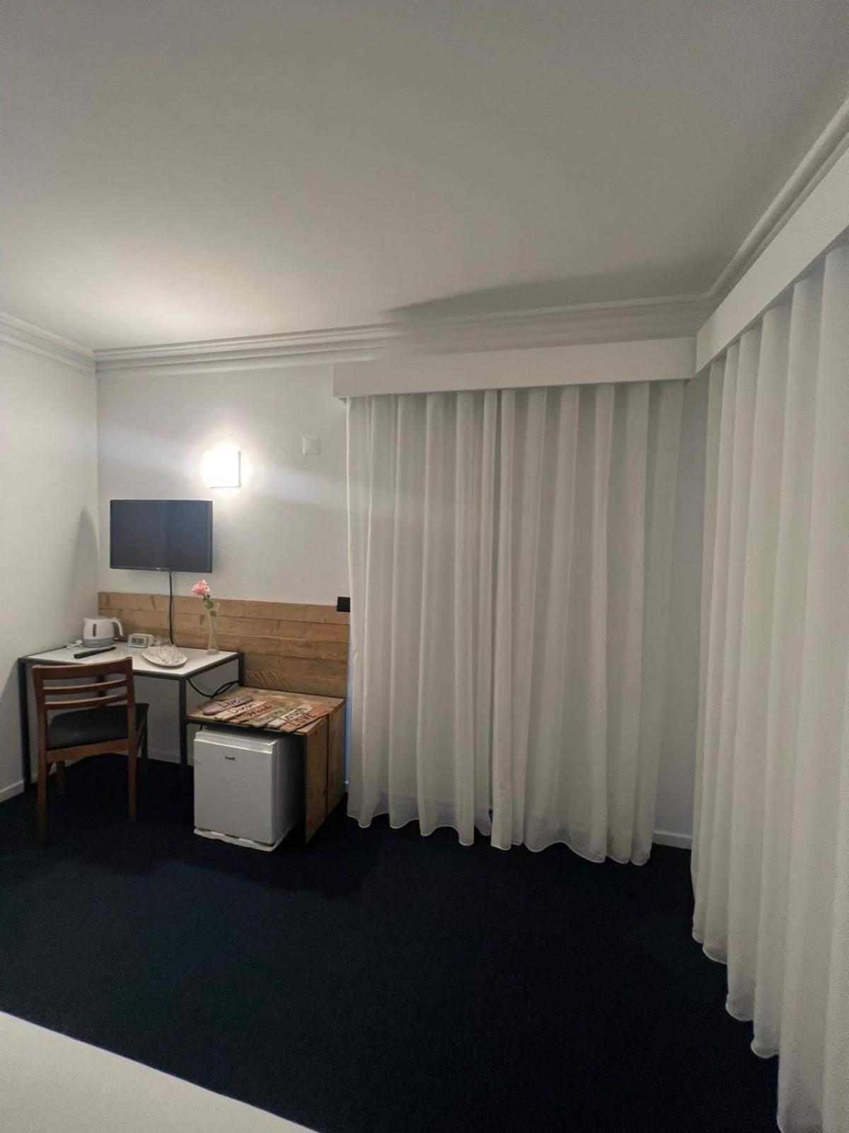 Standard Twin Room - Photo 7