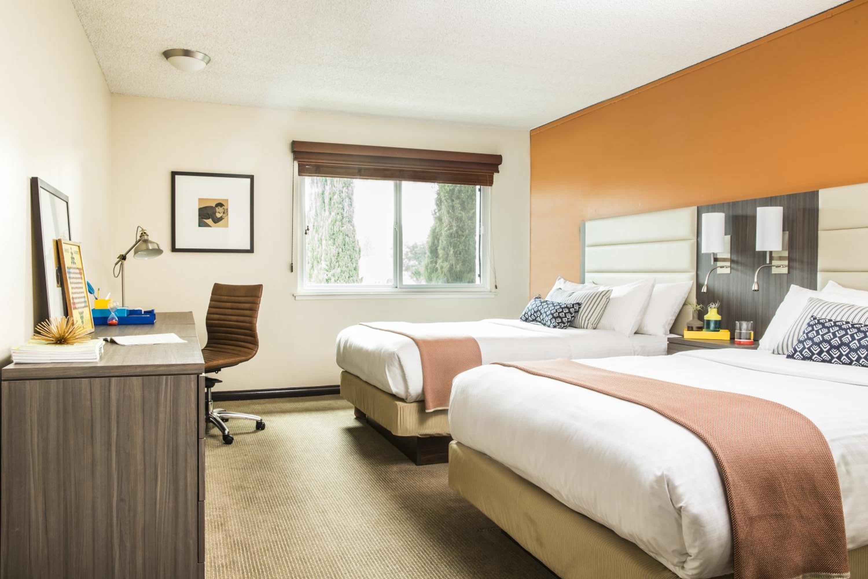 Double Room with Two Double Beds - Photo 2