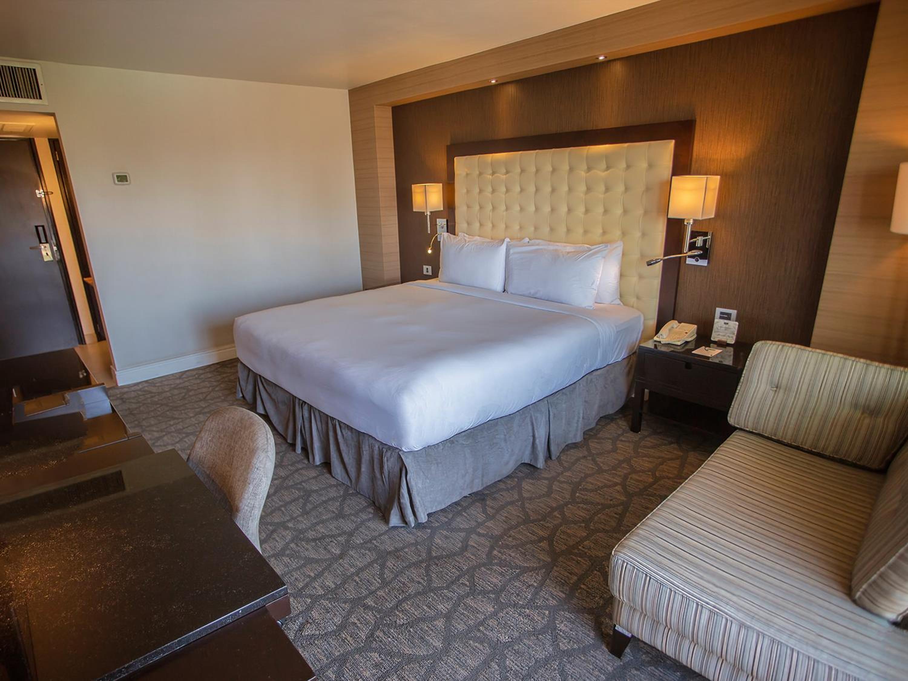 Deluxe King Room - Photo 4