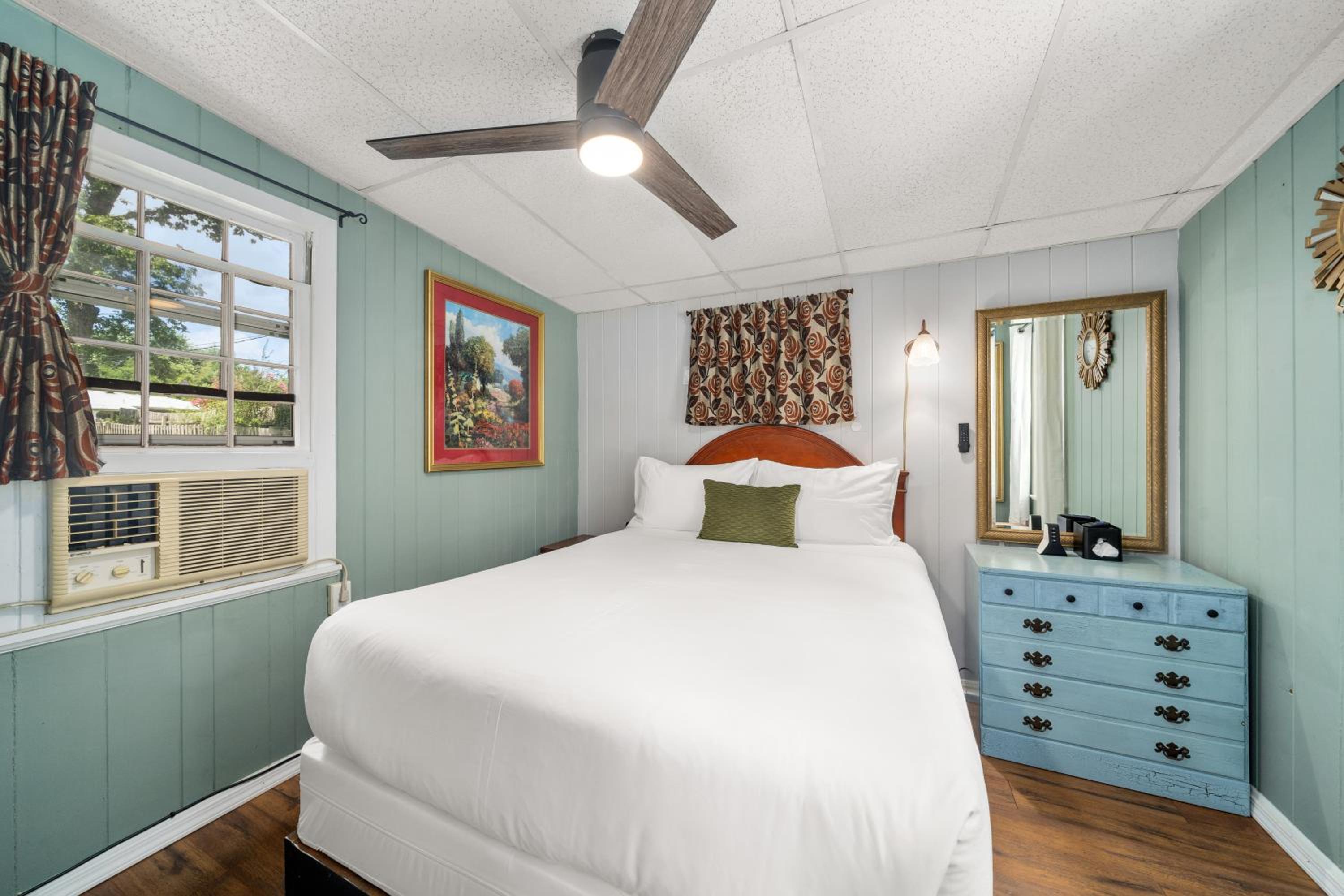 Queen Room photo 1