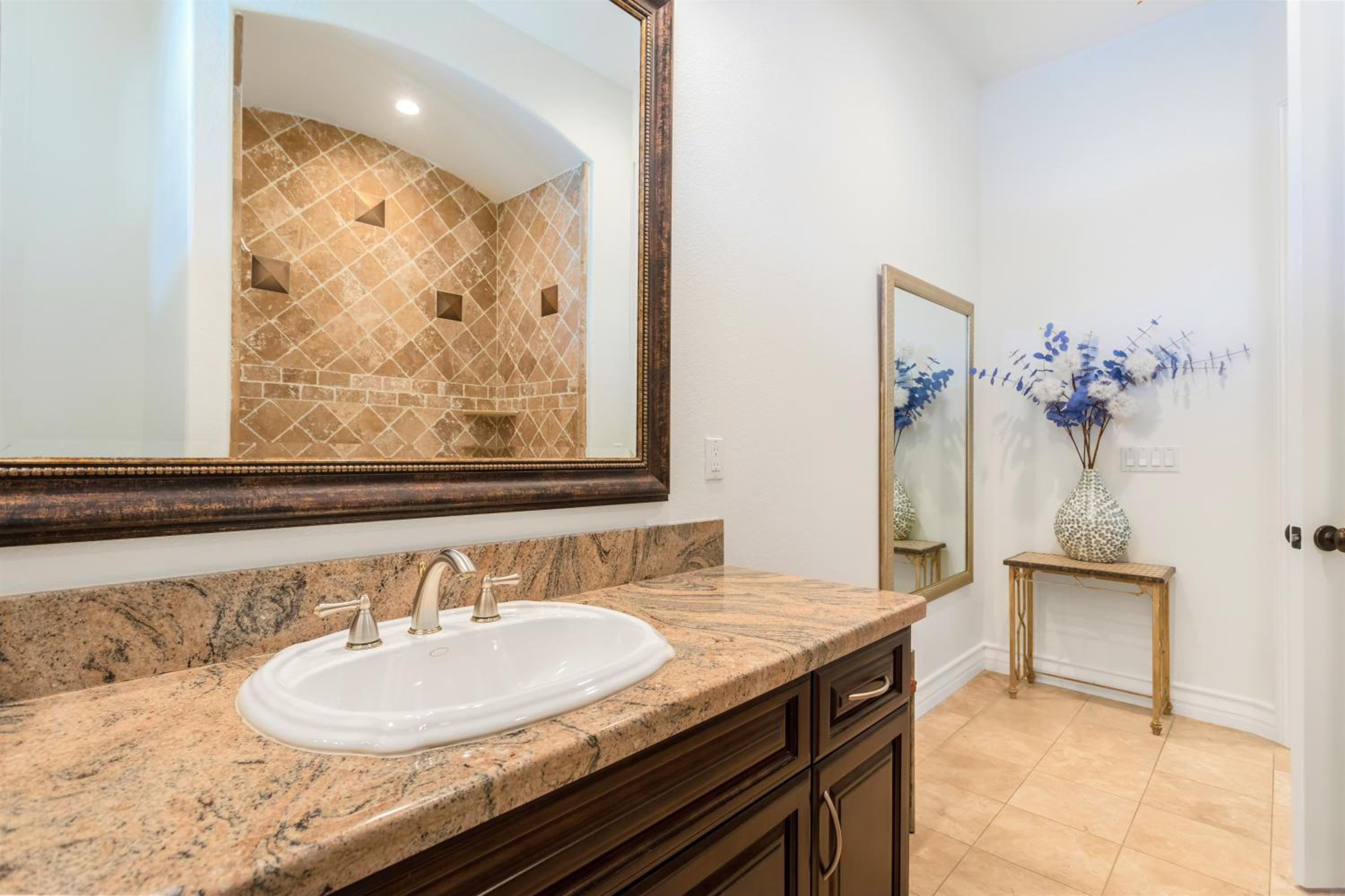 Deluxe Junior Suite - Photo 8