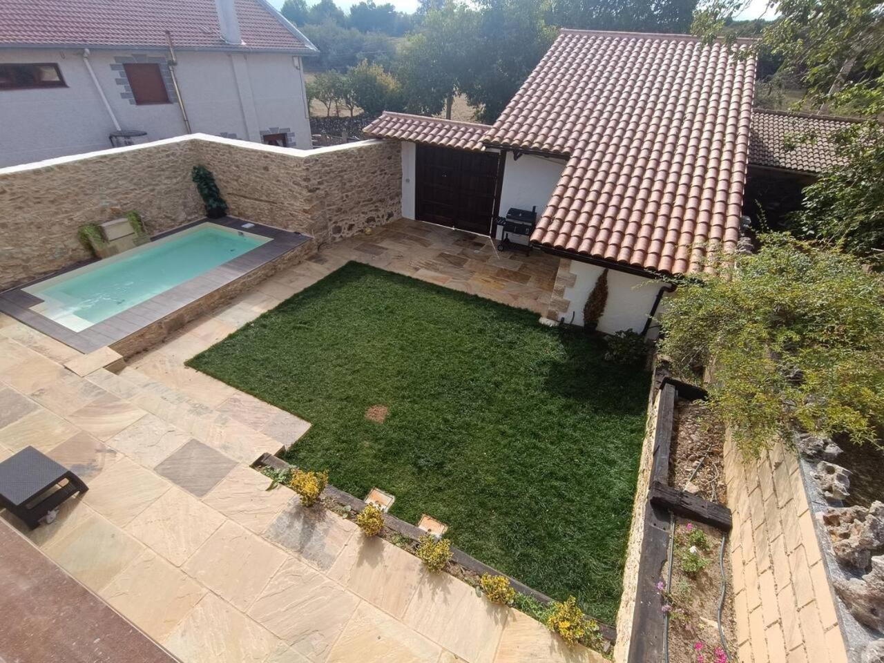 Five-Bedroom House photo 3