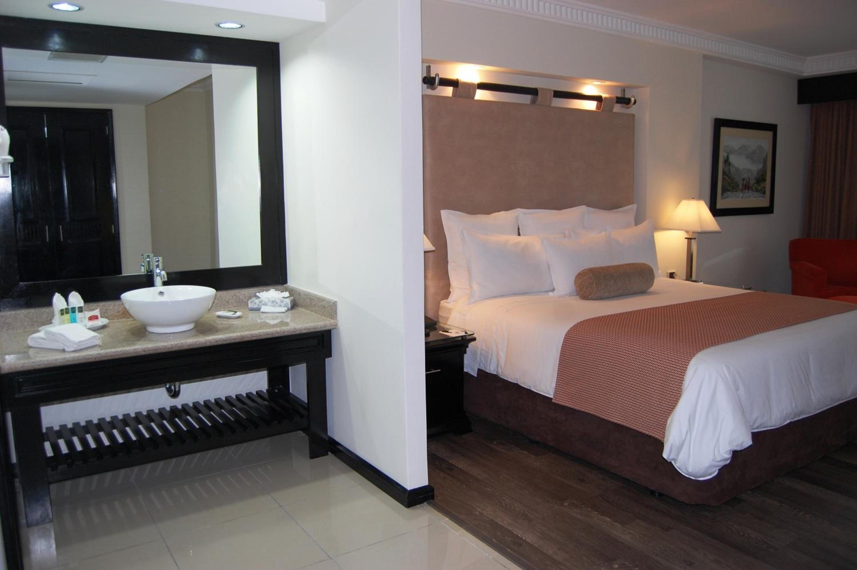 Deluxe King Room - Photo 2