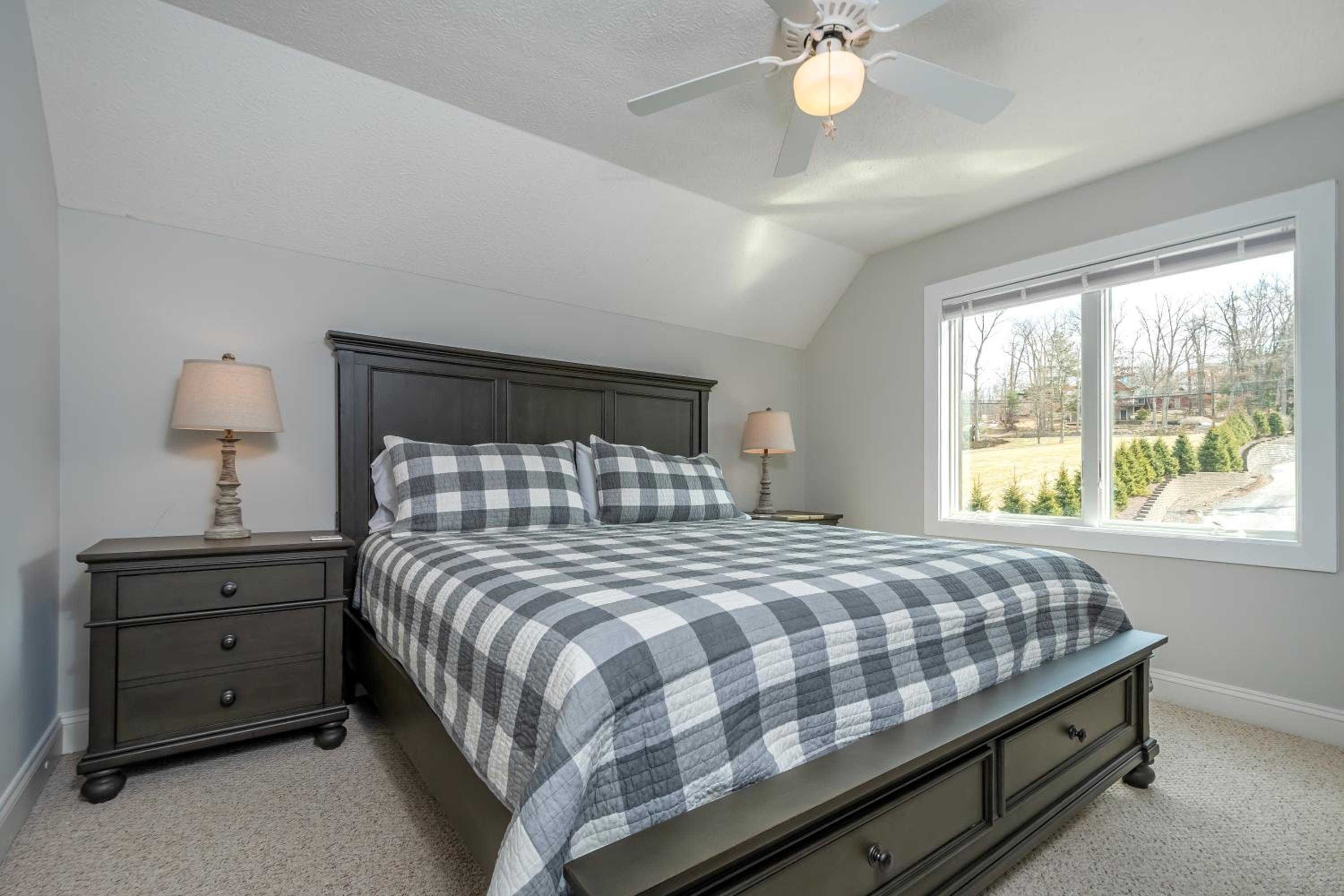 Five-Bedroom House photo 3