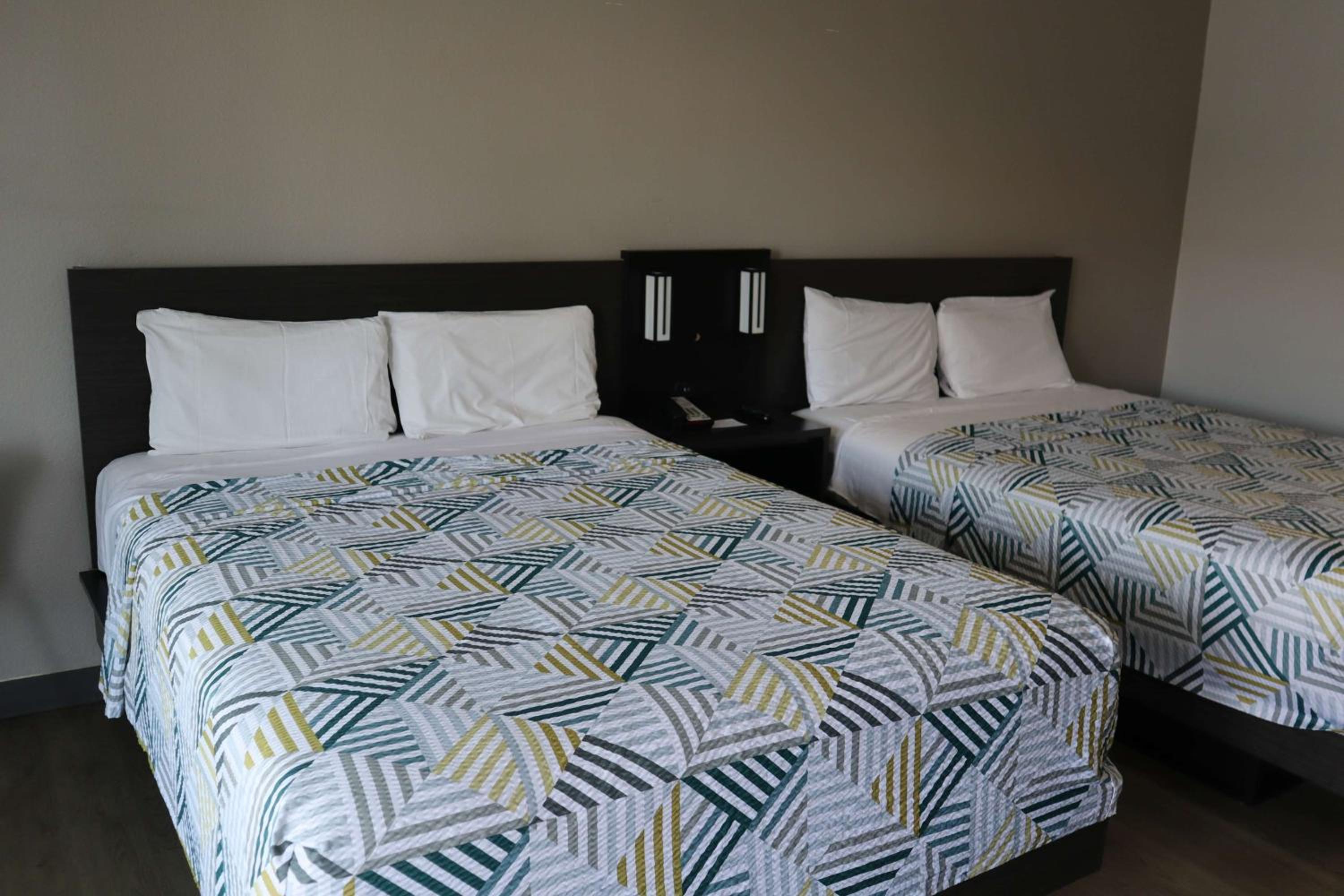 Deluxe Queen Room with Two Queen Beds - Smoking - Photo 3