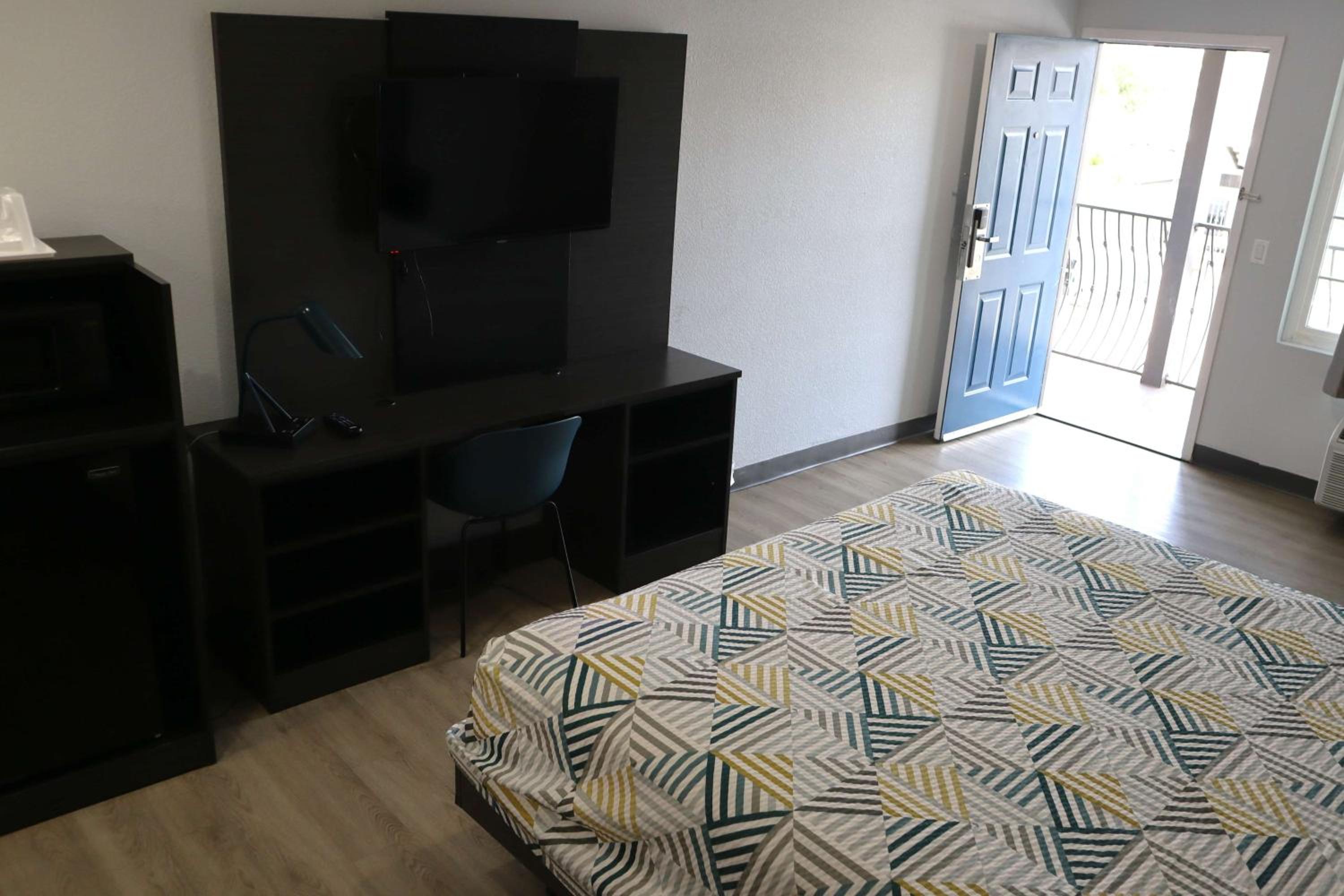 Deluxe King Room - Non-Smoking - Photo 3
