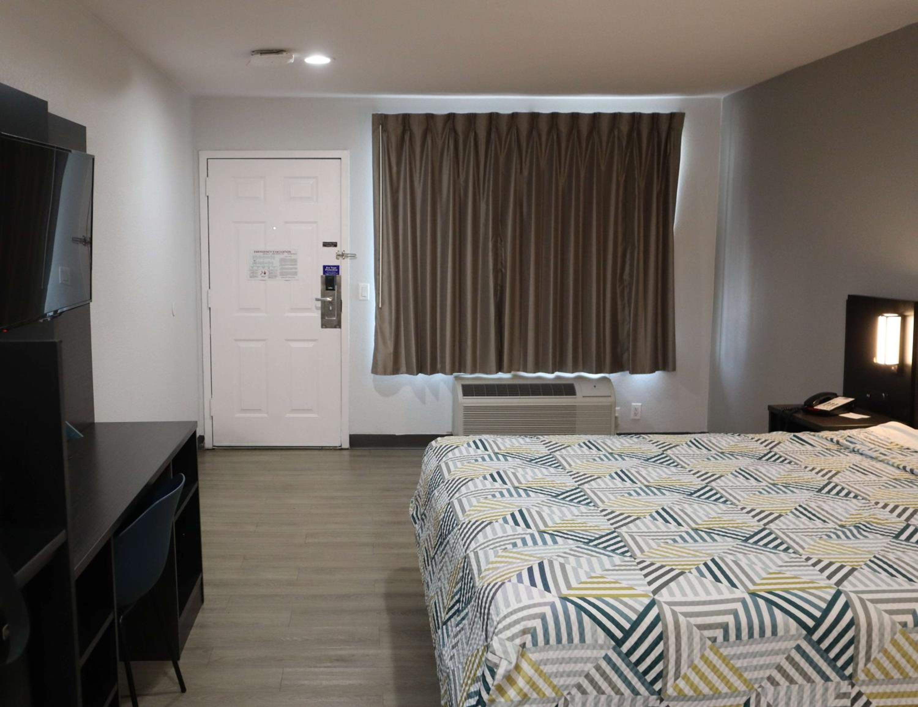 King Room with Roll-in Shower - Disability Access - Non-Smoking photo 1