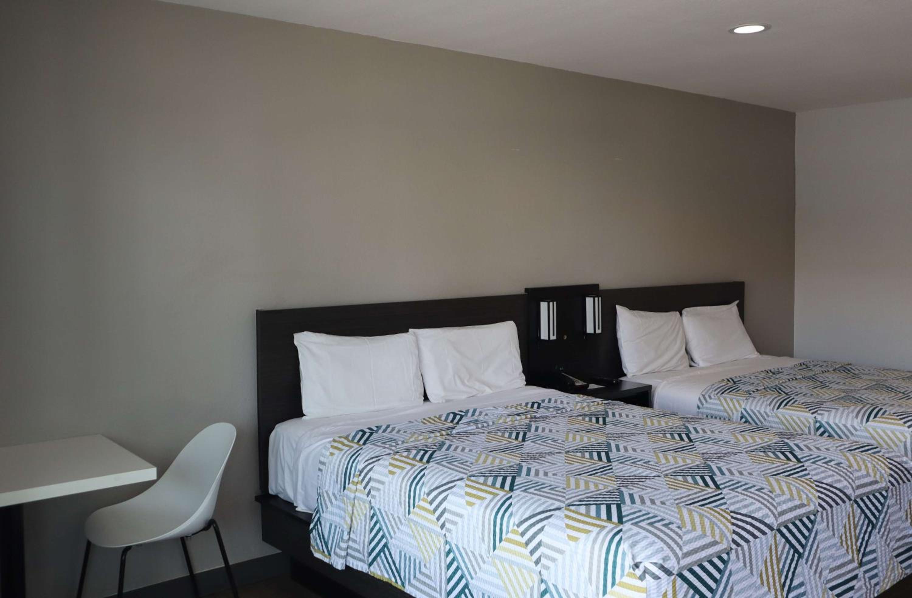 Deluxe Queen Room with Two Queen Beds - Smoking - Photo 5