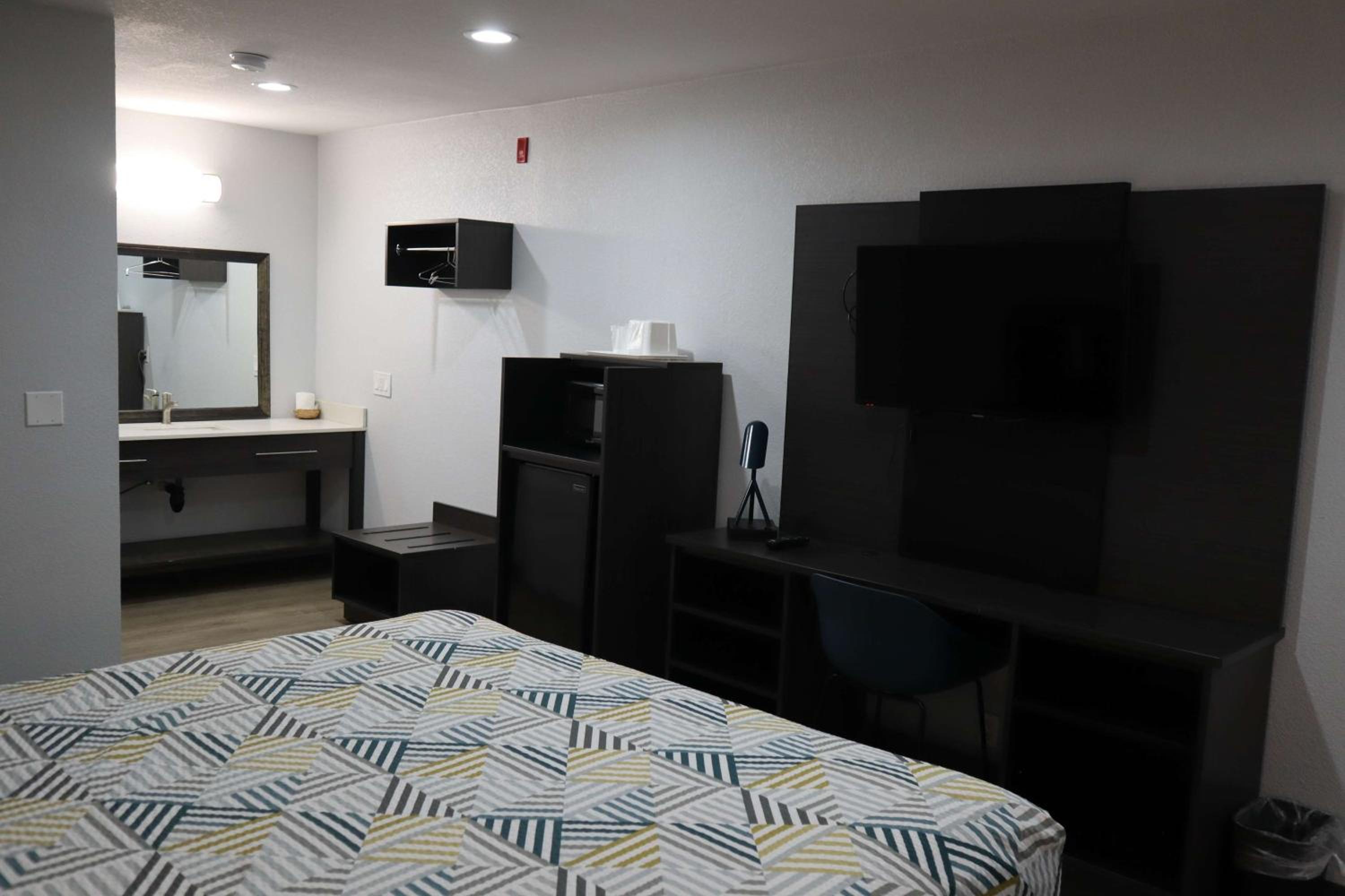 Deluxe King Room - Non-Smoking - Photo 1