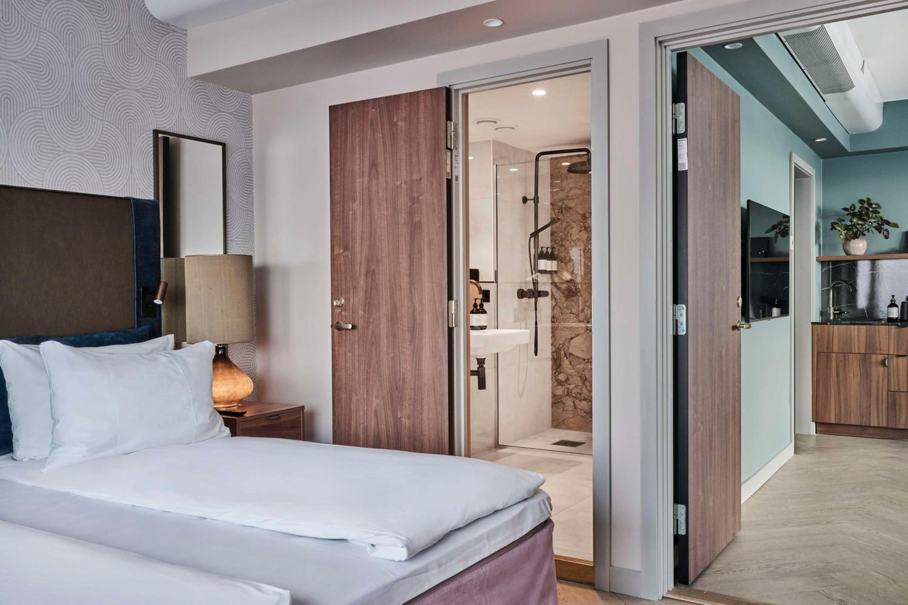 One-Bedroom Suite with Balcony and Harbor View - Photo 6