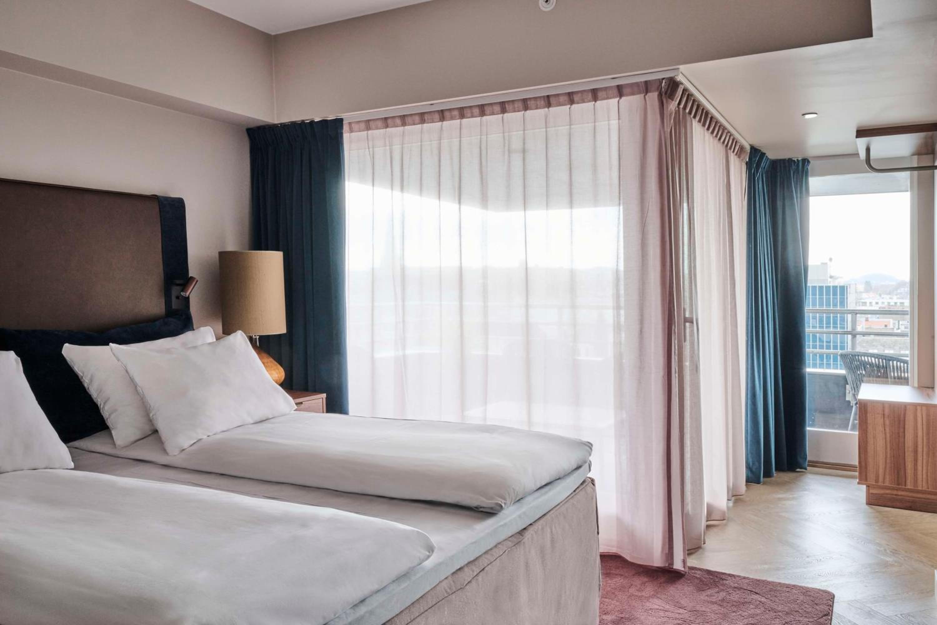 One-Bedroom Suite with Balcony and Harbor View - Photo 15