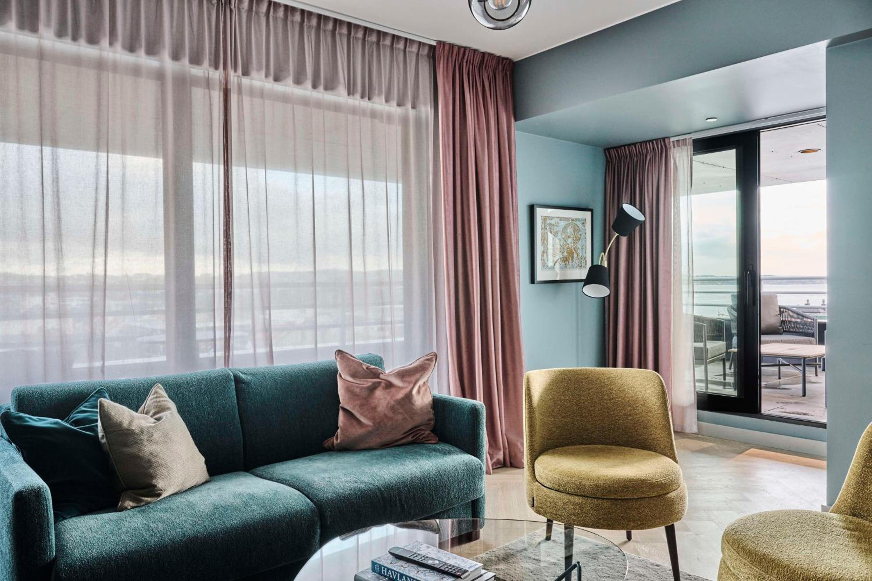 One-Bedroom Suite with Balcony and Harbor View - Photo 9