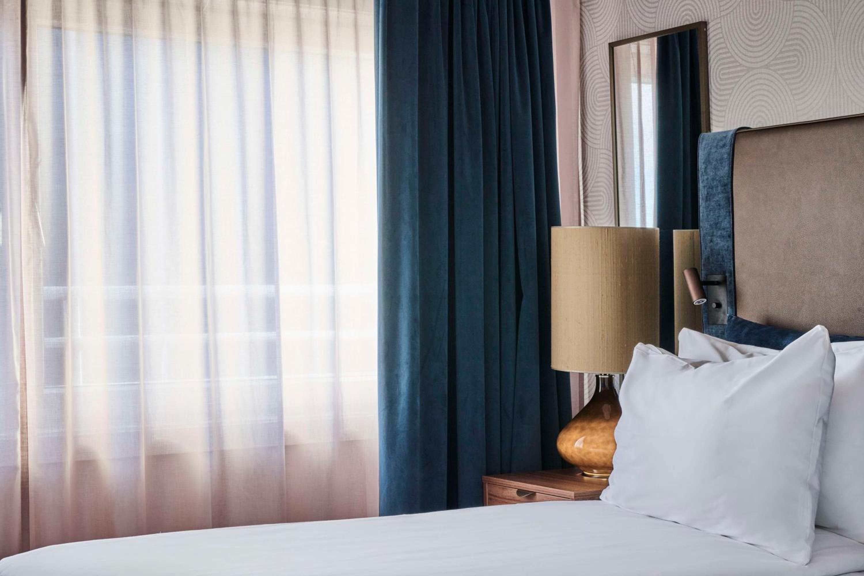 One-Bedroom Suite with Balcony and Harbor View - Photo 5