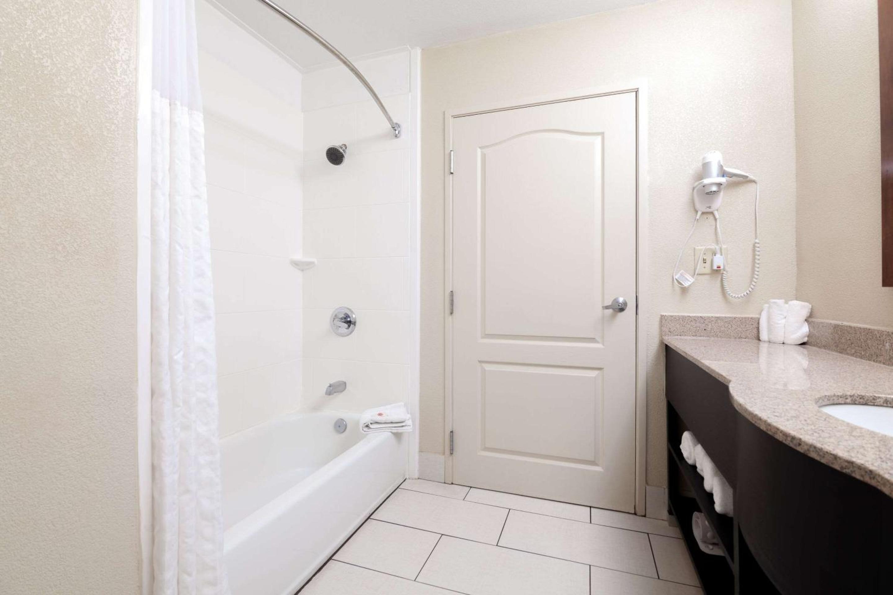 King Suite - Non-Smoking - Photo 8