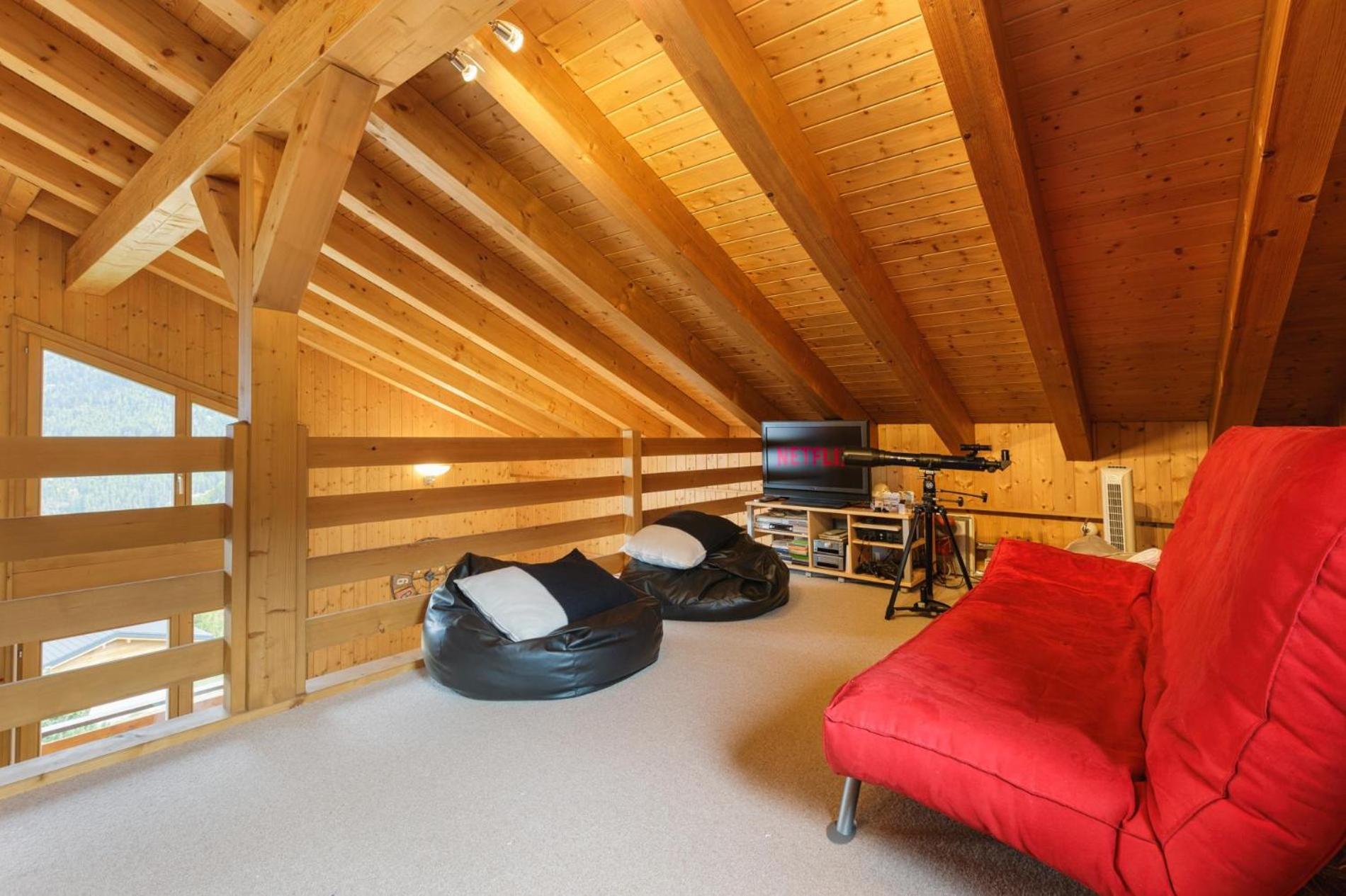 Three-Bedroom House photo 3