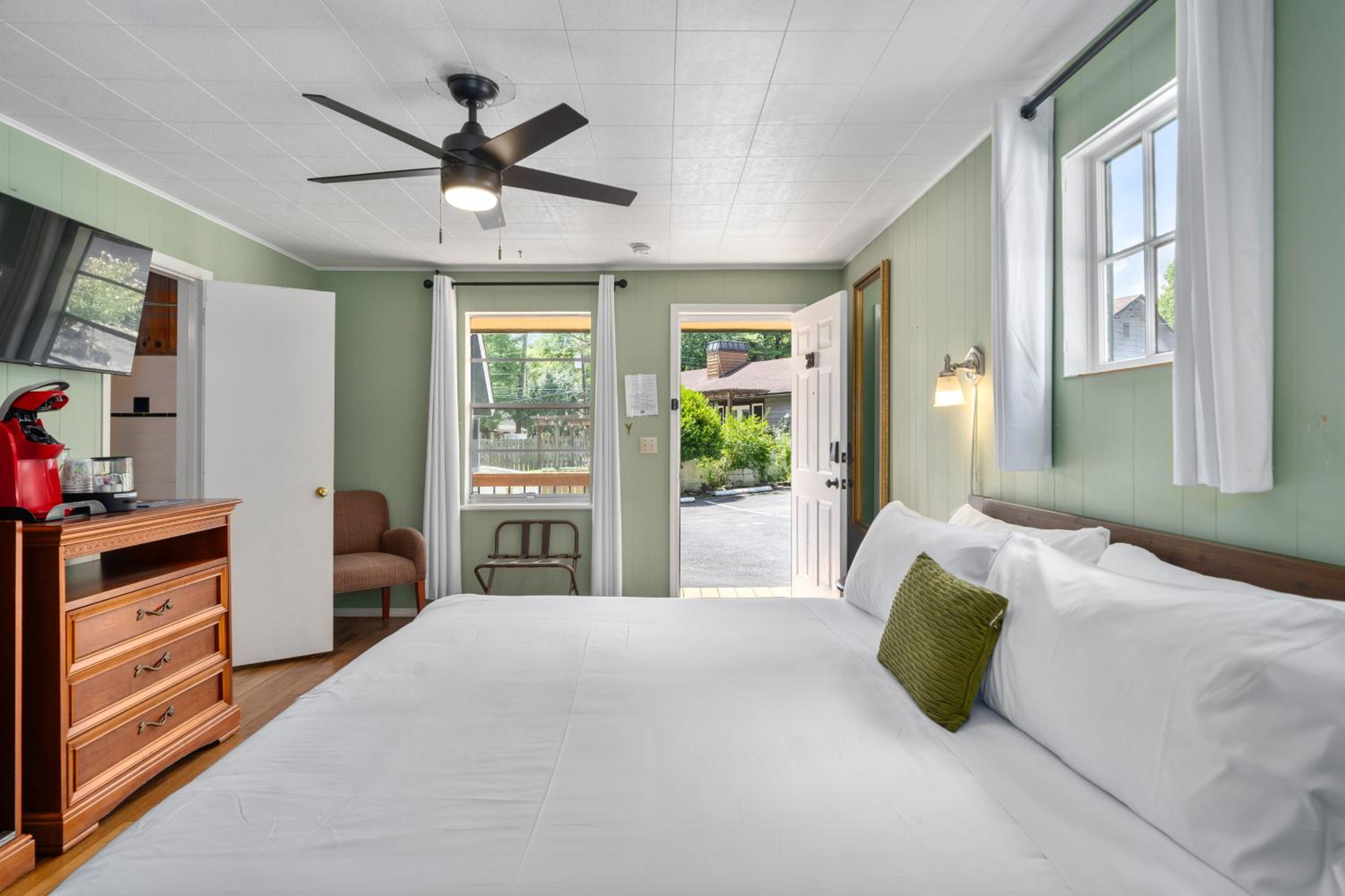 Standard King Room photo 1