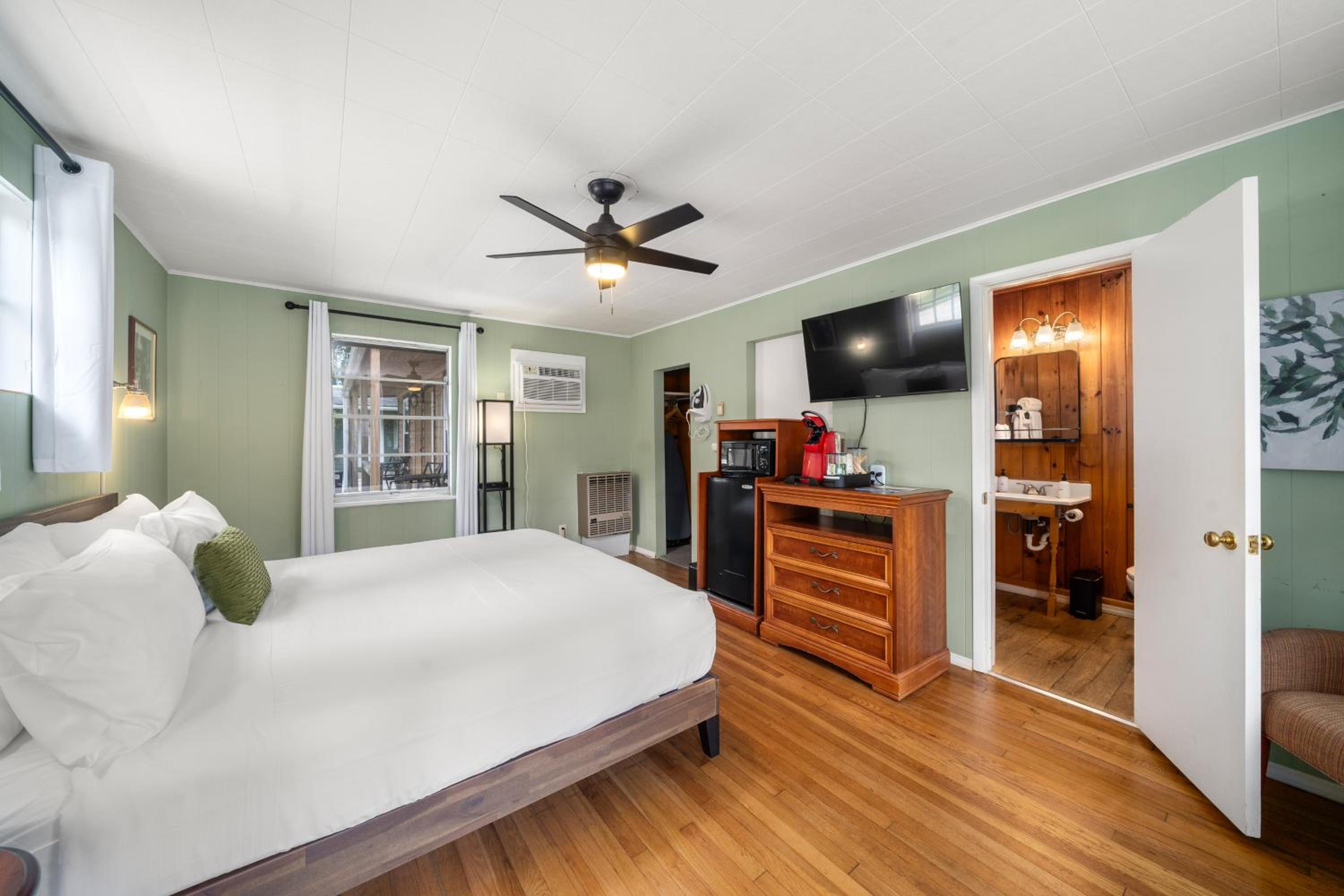 Standard King Room photo 3