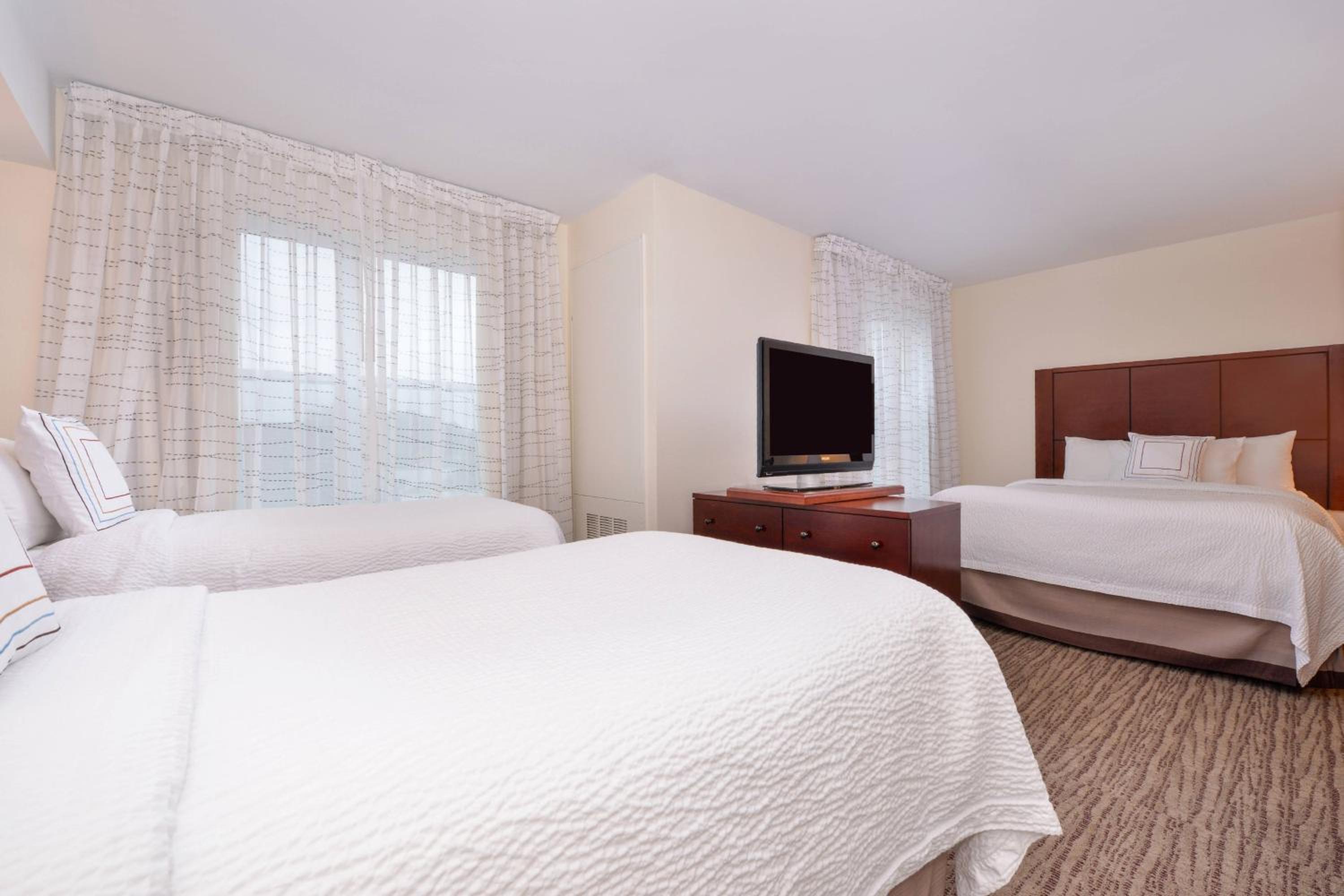 Family Room with One Queen Bed and Two Twin Beds - Photo 7
