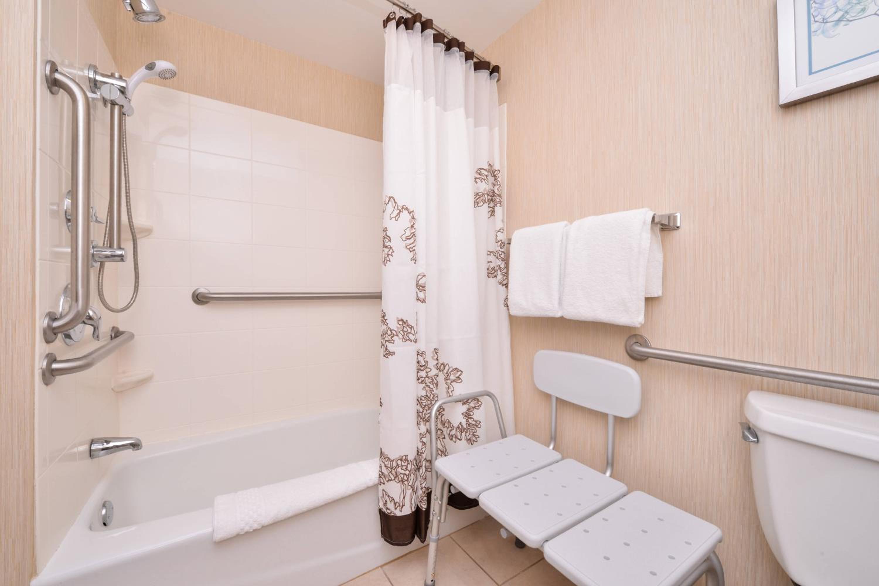 One-Bedroom King Suite - Photo 4