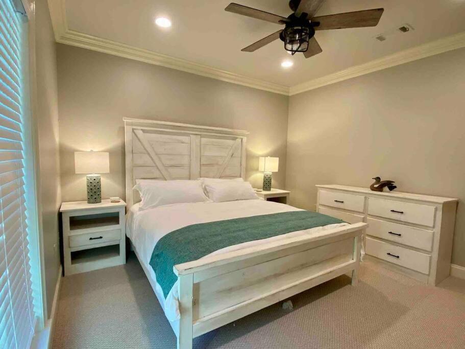 Three-Bedroom House photo 3