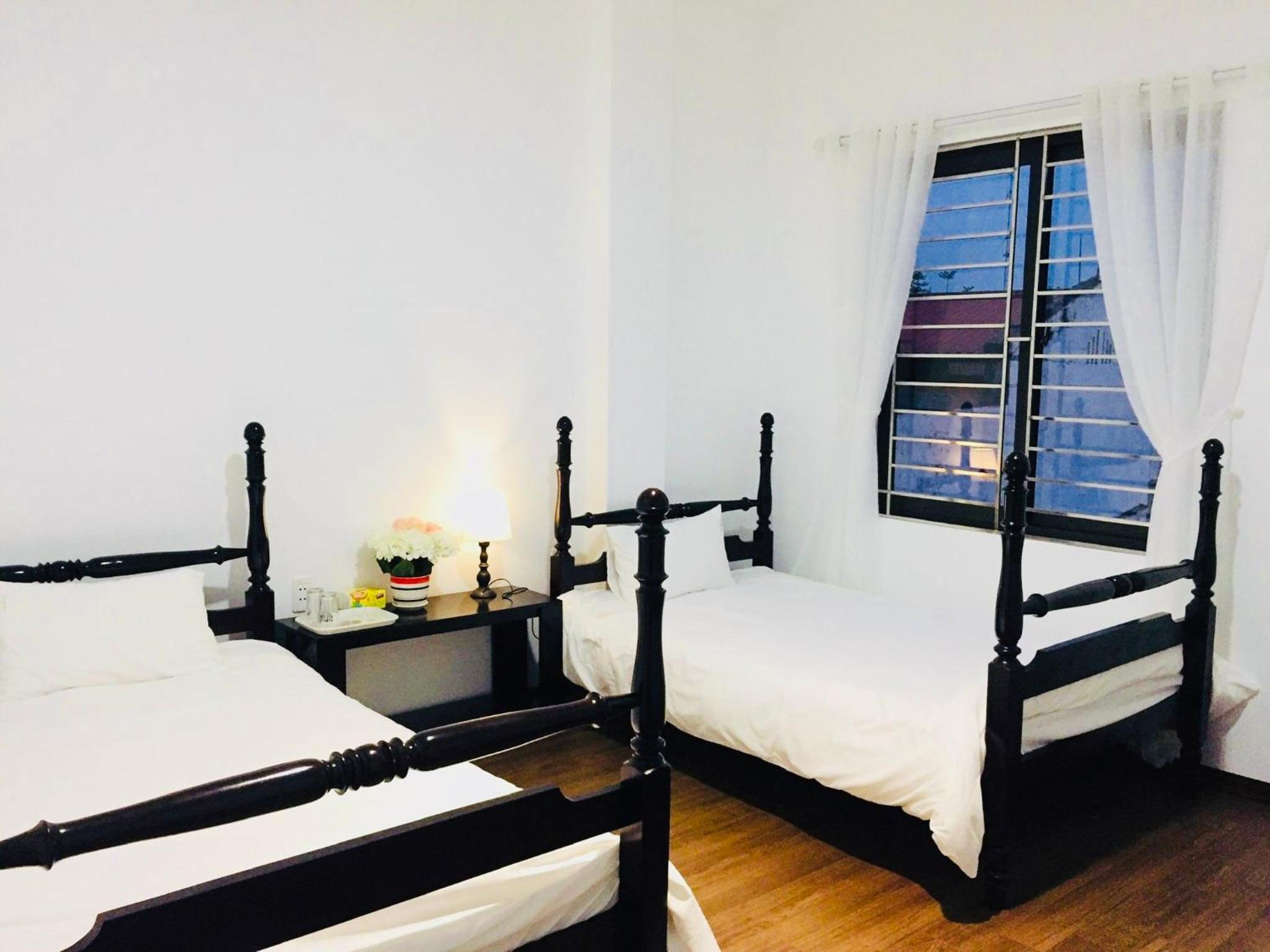 Twin Room with Private Bathroom - Photo 4